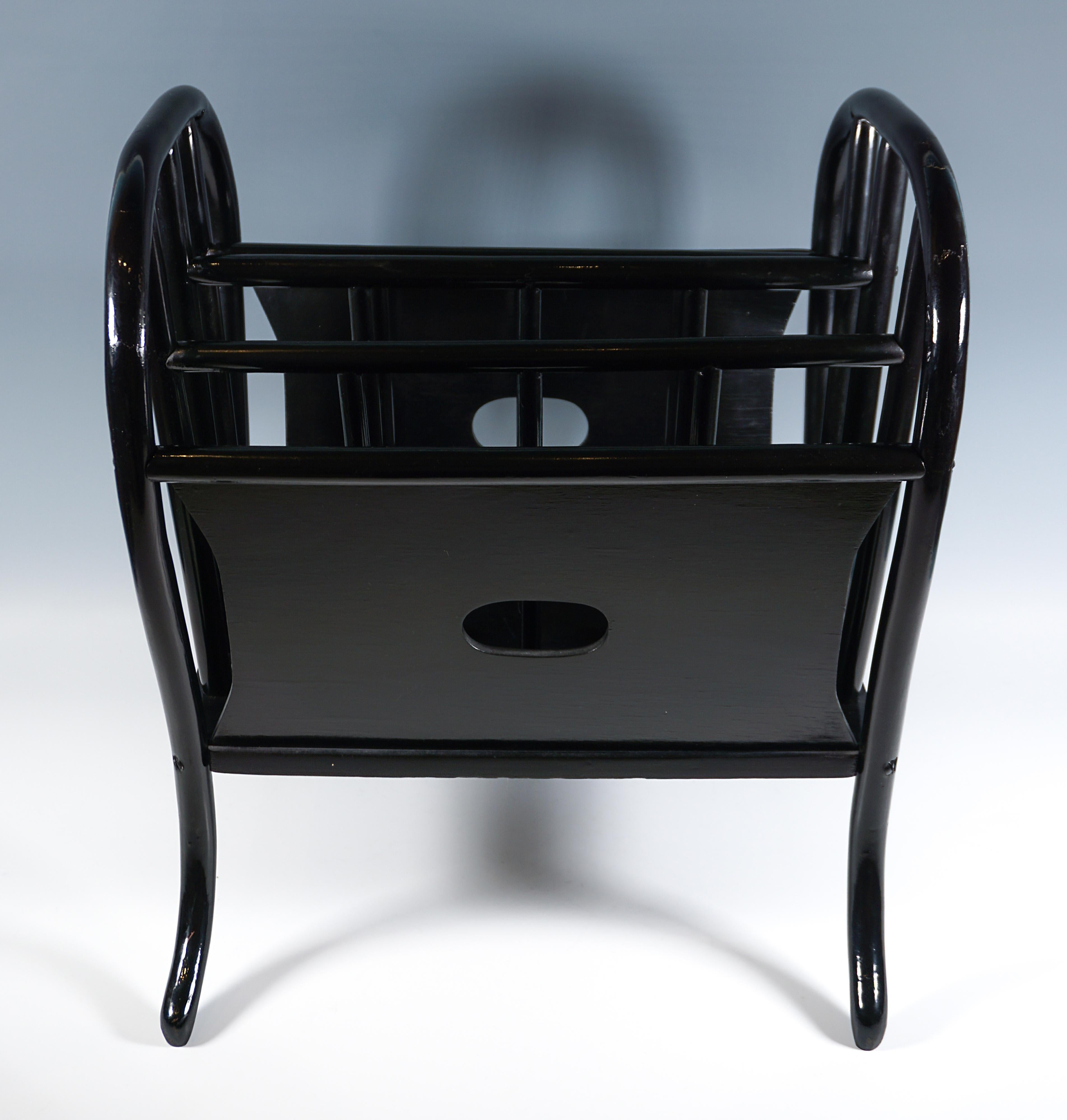 Elegant porte-revues, ou pupitre, de style Art Nouveau, reposant sur des pieds incurvés vers l'extérieur avec des panneaux de bois encastrés.
Meubles de haute qualité fabriqués à la main avec des éléments décoratifs en bois courbé qui allient beauté