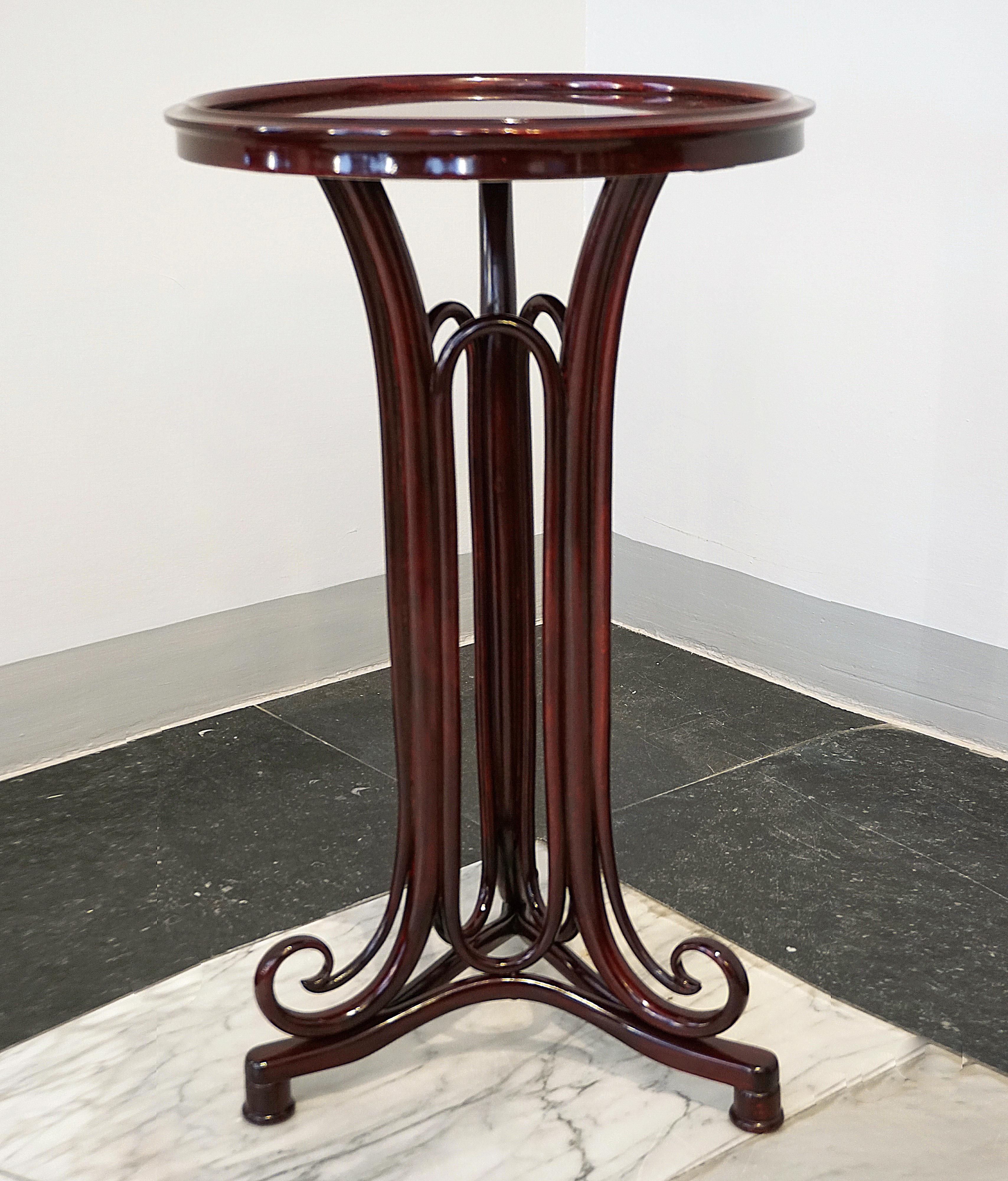 Elegant saloon table with a round, original table top with edging to prevent rolling, decorative and elaborate bentwood struts and applications with volutes on the three-sided foot.
Beautifully designed, handcrafted furniture with bentwood