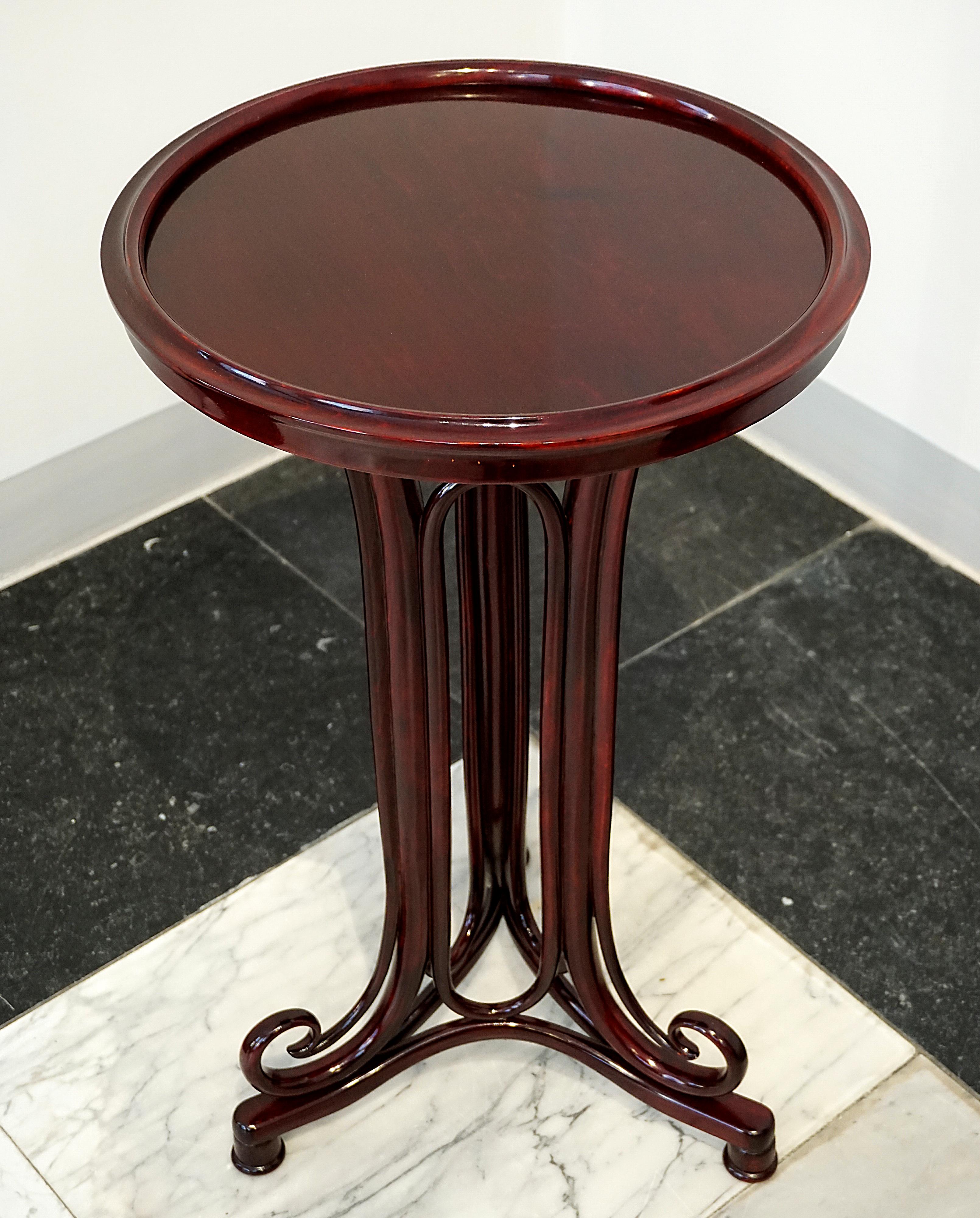 Austrian Thonet Vienna Art Nouveau Saloon Reading Table No 1 Mahogany Stained circa 1900  For Sale