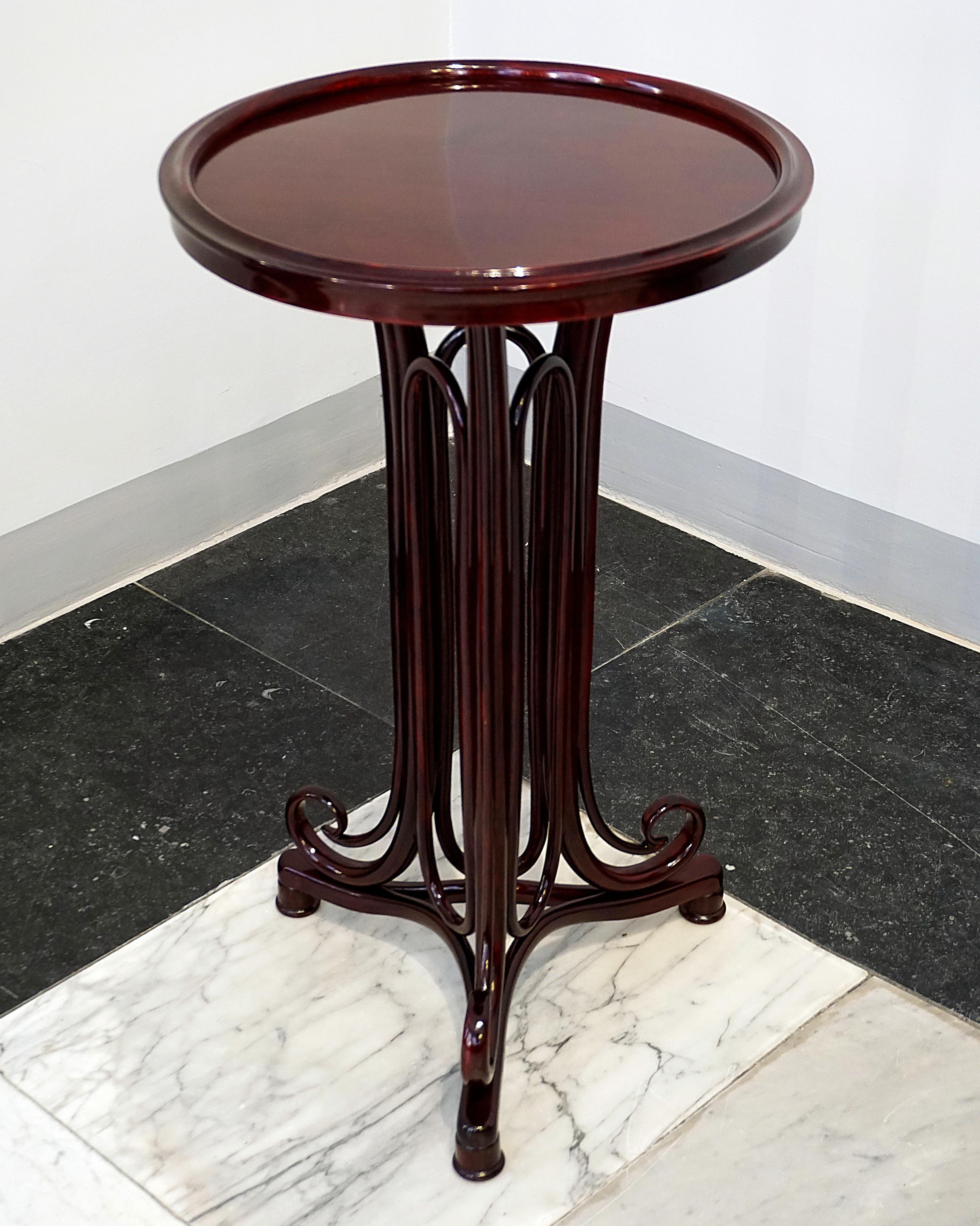Autrichien Thonet Vienna Art Nouveau Saloon Reading Table No 1 Mahogany Stained circa 1900 en vente