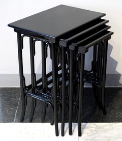 Ensemble de quatre tables d'appoint emboîtables Thonet Vienna de style Art nouveau, teintées en noir, vers 1900
