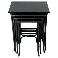 Ensemble de quatre tables d'appoint emboîtables Thonet Vienna de style Art nouveau, teintées en noir, vers 1900