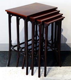 Ensemble de quatre tables d'appoint emboîtables Thonet Vienna de style Art nouveau, teintées acajou, 1900