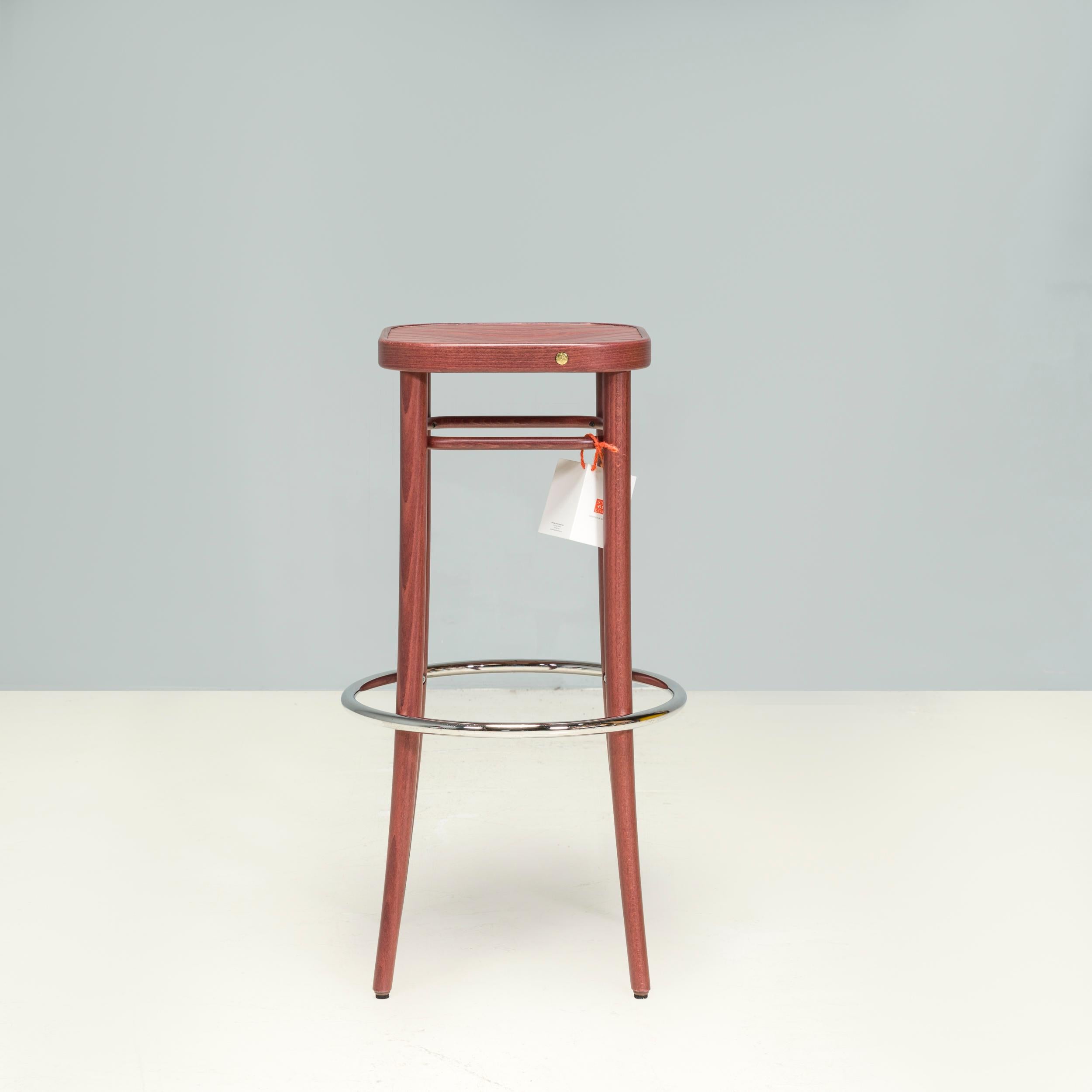 Conçu à l'origine en 1908 par August Thonet, le tabouret Barhocker utilise les mêmes techniques que les emblématiques chaises en bois courbé de la même époque.

Fabriqué par Gebrüder Thonet Vienna en 2015, ce tabouret est construit en bois de