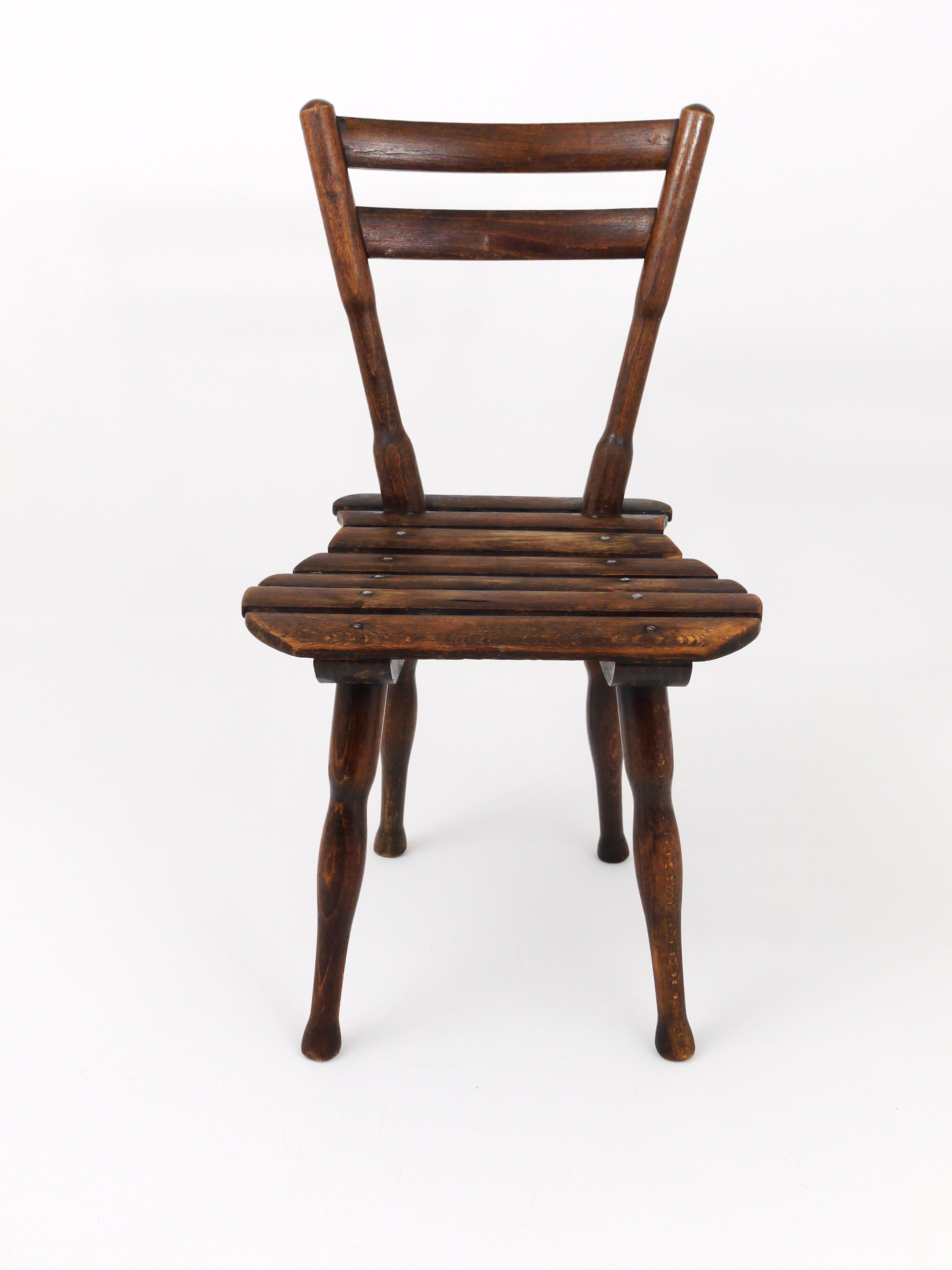 Ein schöner Holzstuhl für Kinder von Thonet Wien, datiert um 1900. In gutem, originalem Zustand mit schöner Patina. Etikettiert und gestempelt.