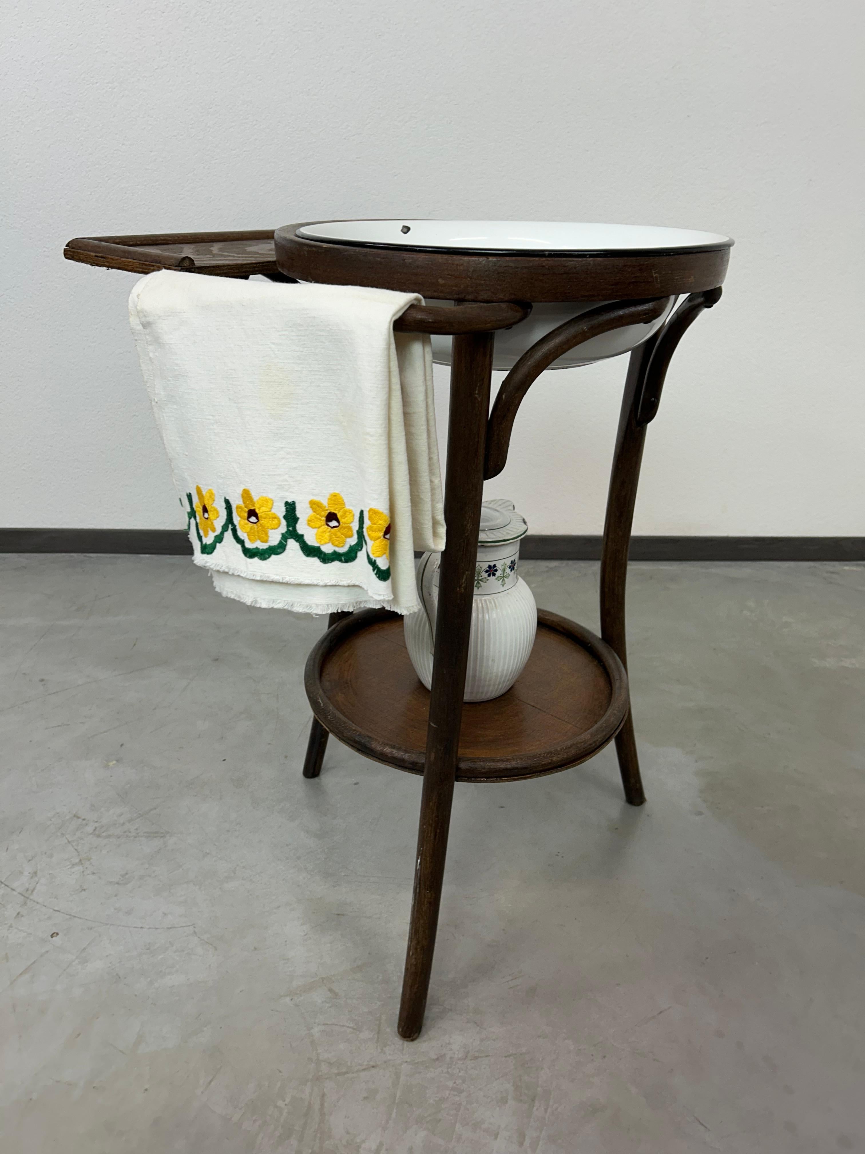 Thonet washstand no.2 in very good original condition.