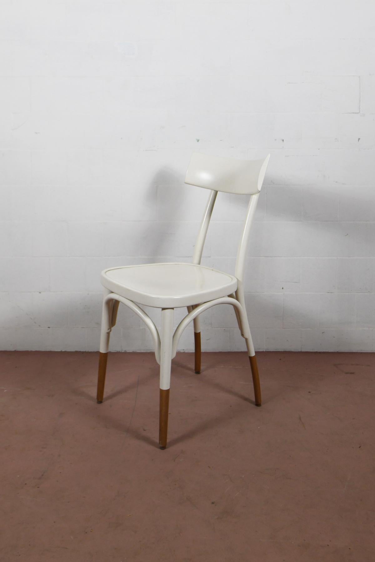 Questo modello di sedia Thonet è la Hermann Czech. Questo modello è stato progettato per Gebrüder Thonet Vienna nel 1994, dall'omonimo designer viennese.
Queste sedie daranno un tocco di raffinata eleganza a tutta la tua tavola.