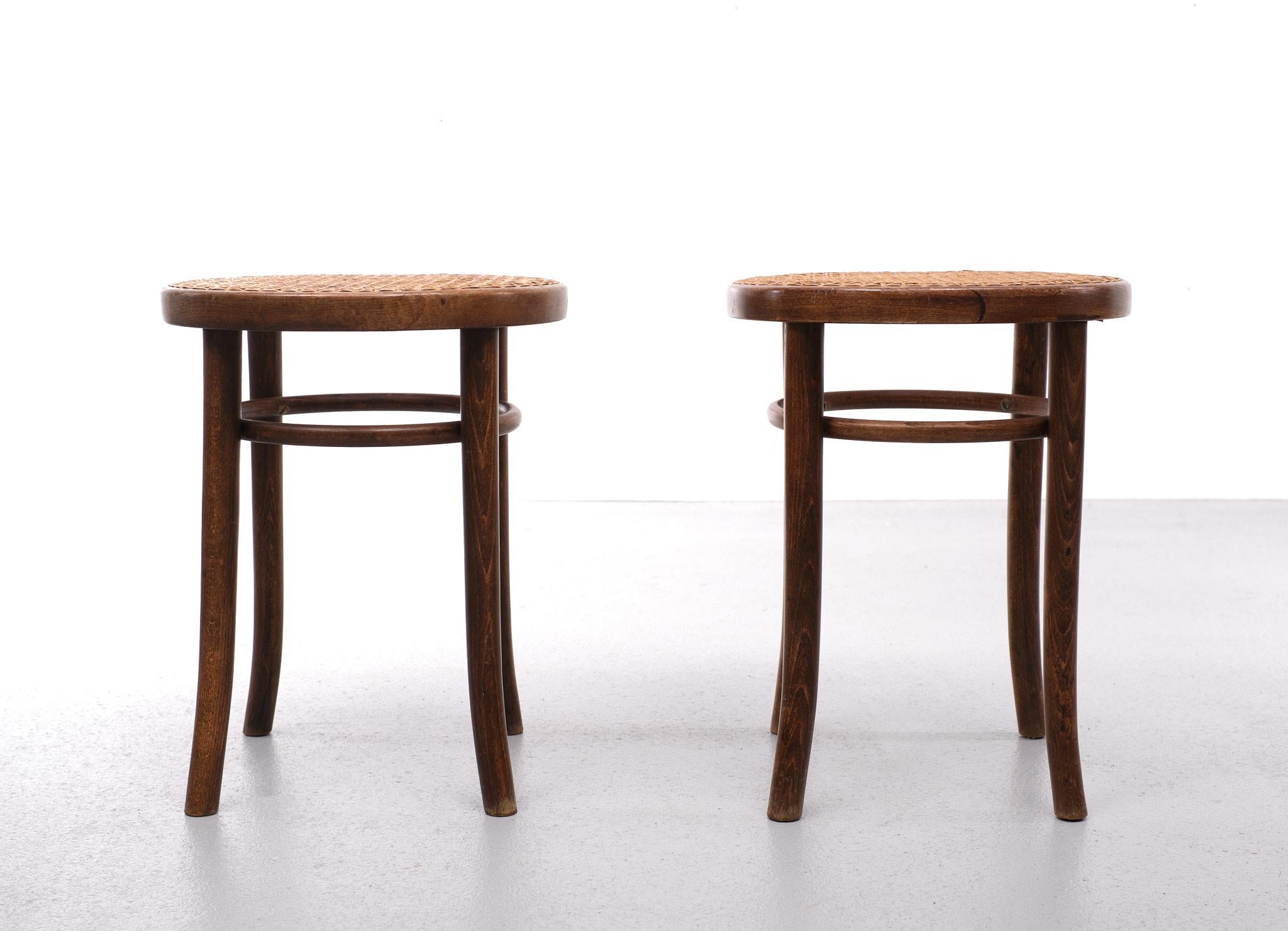 2 tabourets Thonet en bois courbé, modèle 4601. 1960s   Siège en osier . bon état .
