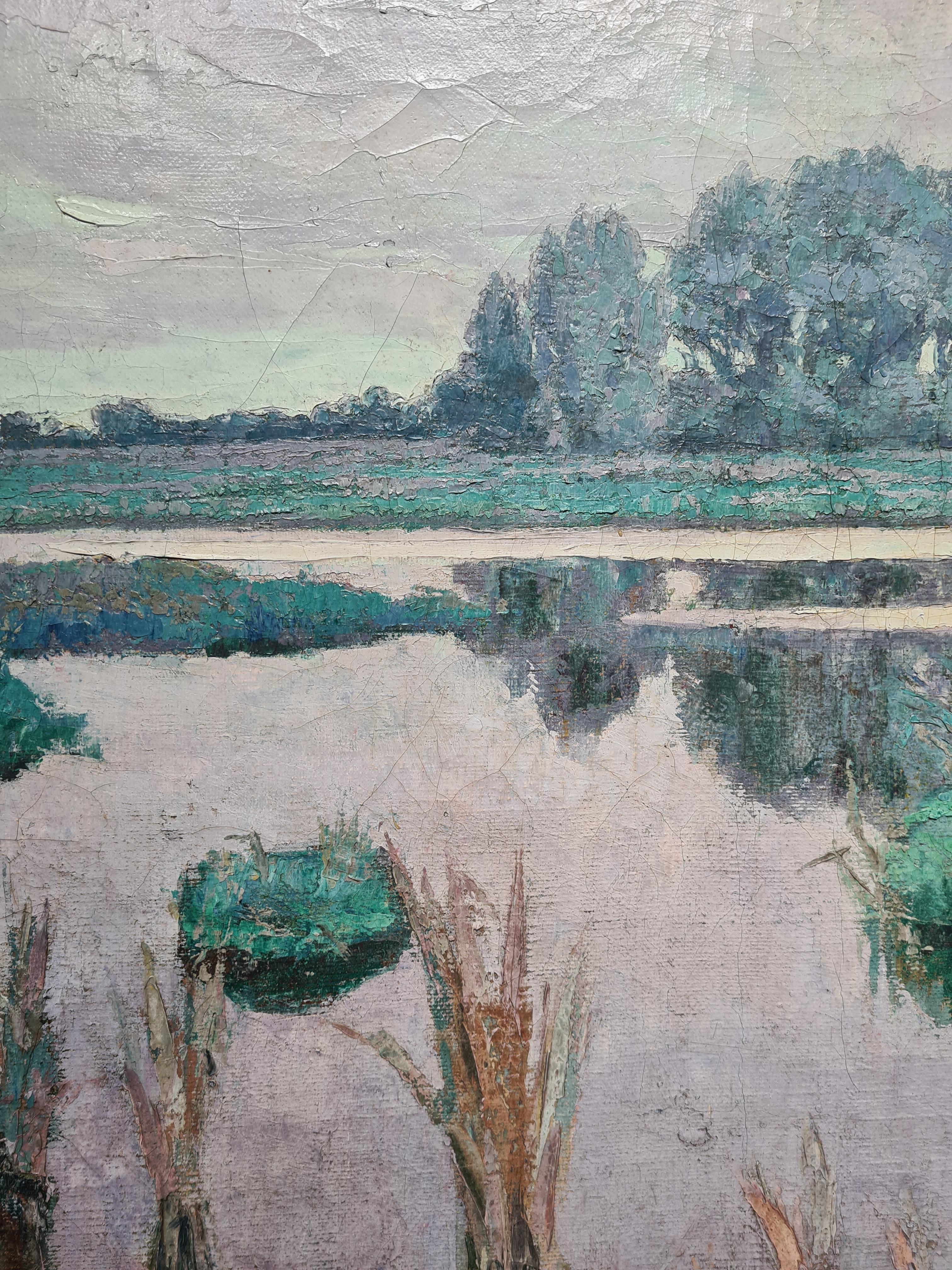 Gran cuadro de paisaje impresionista, óleo sobre lienzo, del célebre artista francés Théophile Lemonnier. El cuadro está firmado abajo a la izquierda y se presenta en un marco de madera patinada dorada de época.

Una encantadora vista de un río