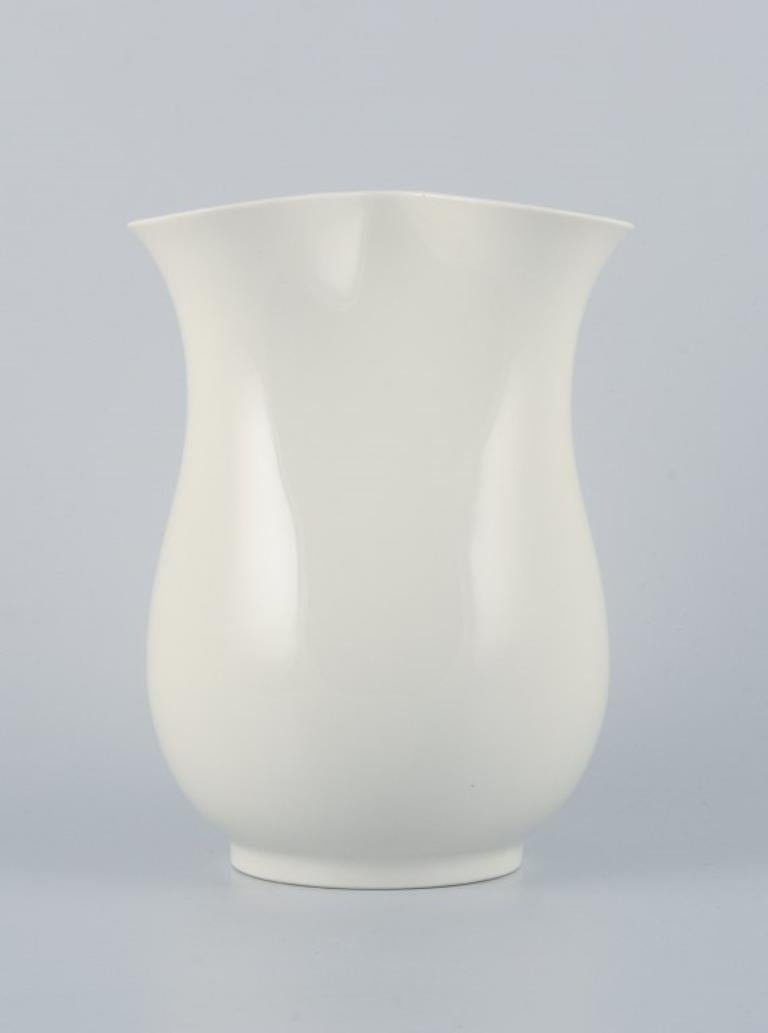 Thorkild Olsen (1890 - 1973) for Royal Copenhagen.
Porcelain vase in modernist design.
1942.
Model 4060.
Marked.
First factory quality.
In excellent condition.
Dimensions: H 18.8 cm x D 13.5 cm.