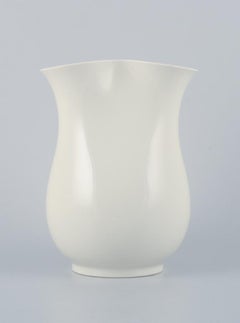 Thorkild Olsen für Royal Copenhagen. Porzellanvase in modernem Design