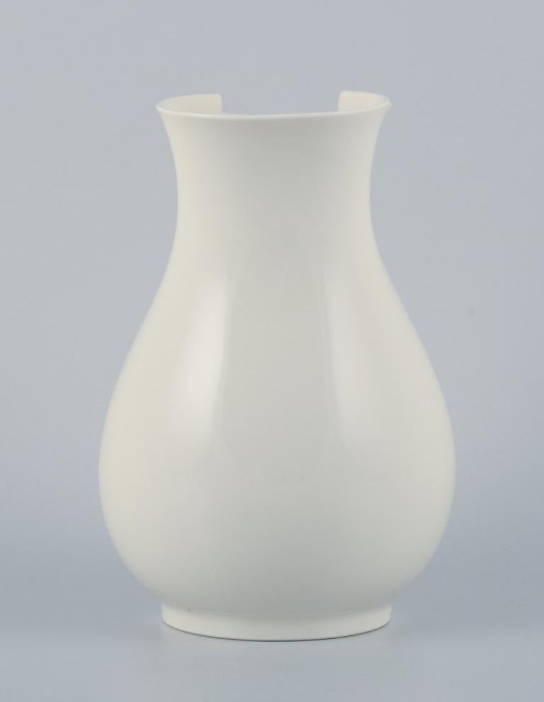 Danois Thorkild Olsen pour Royal Copenhagen. Vase en porcelaine au design moderne en vente