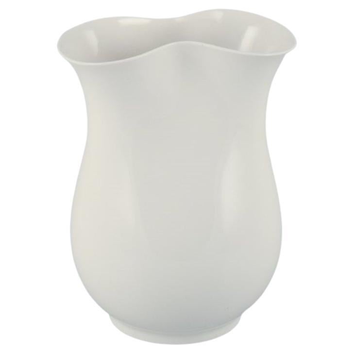 Thorkild Olsen pour Royal Copenhagen. Vase en porcelaine au design moderne