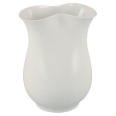 Thorkild Olsen pour Royal Copenhagen. Vase en porcelaine au design moderne