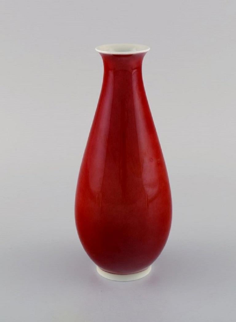 Thorkild Olsen für Royal Copenhagen. Vase aus rotem und weißem Porzellan. 1920s.
Maße: 18.5 x 8,3 cm.
In ausgezeichnetem Zustand.
Gestempelt.
1. Fabrikqualität.