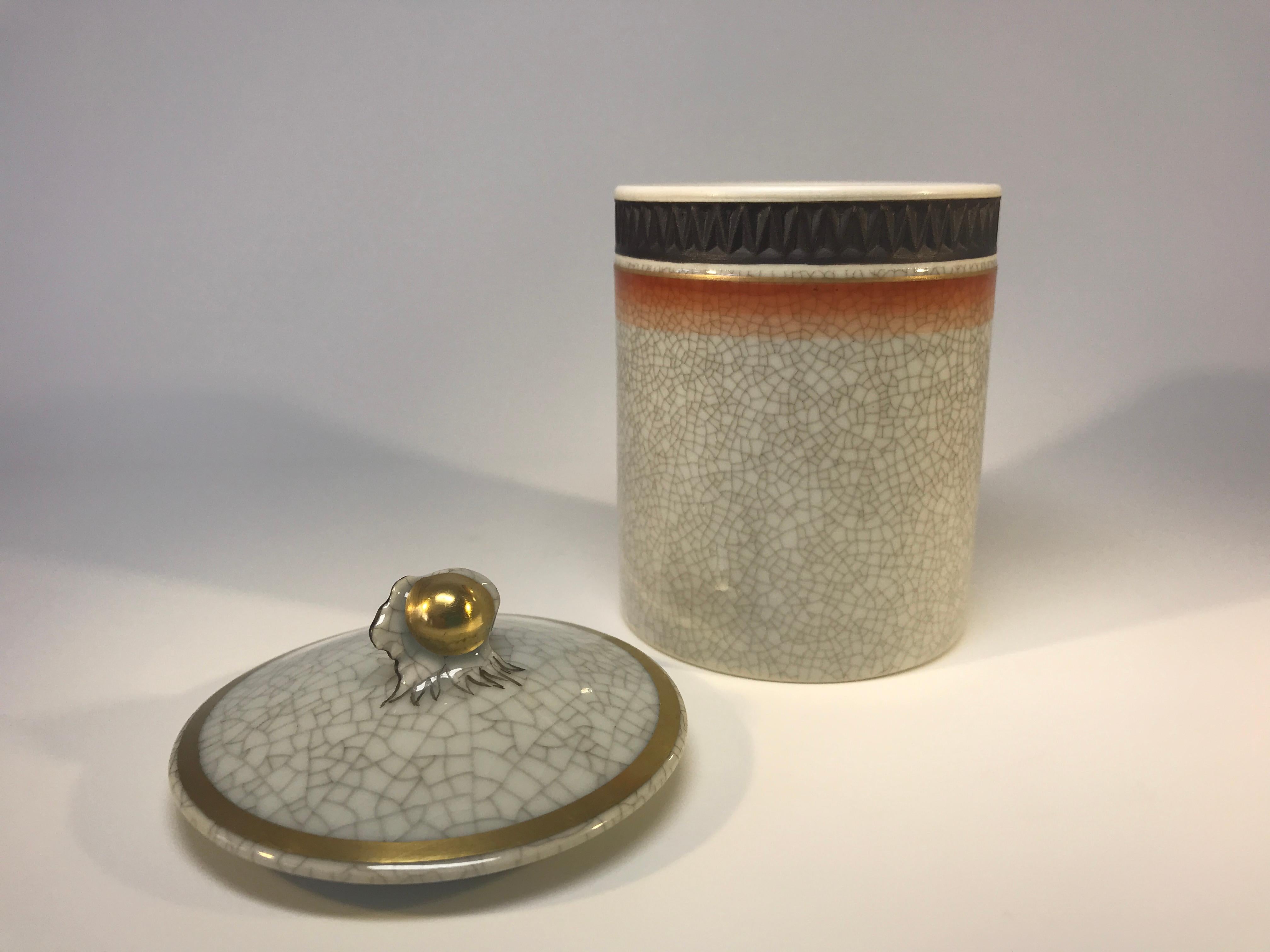Thorkild Olsen pour Royal Copenhagen, Danemark, ravissante jarre à couvercle en porcelaine grise à glaçage craquelé
Décorée d'une bande de terre cuite foncée et de brun, avec un décor de glands dorés sur le couvercle
vers 1969-1973
Estampillé et