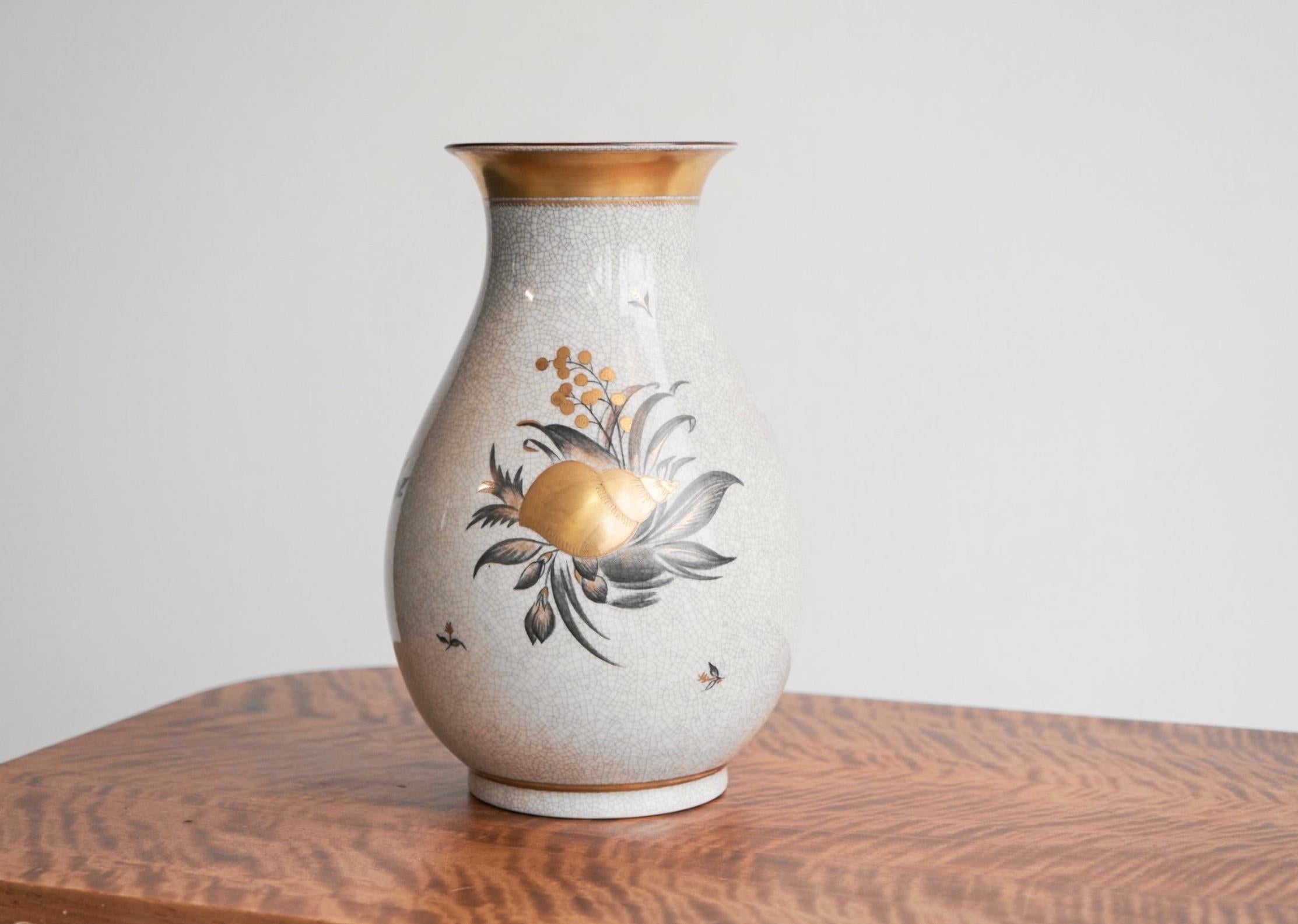 Thorkild Olsen 'Skaldyr' Vase in Craquelé und Gold für Royal Copenhagen, Dänemark, Anfang bis Mitte des 20. Jahrhunderts.

Dies ist eine schöne und seltene dänische Keramik Studio Vase, entworfen von Thorkild Olsen in den 1930er - 1940er Jahren.
