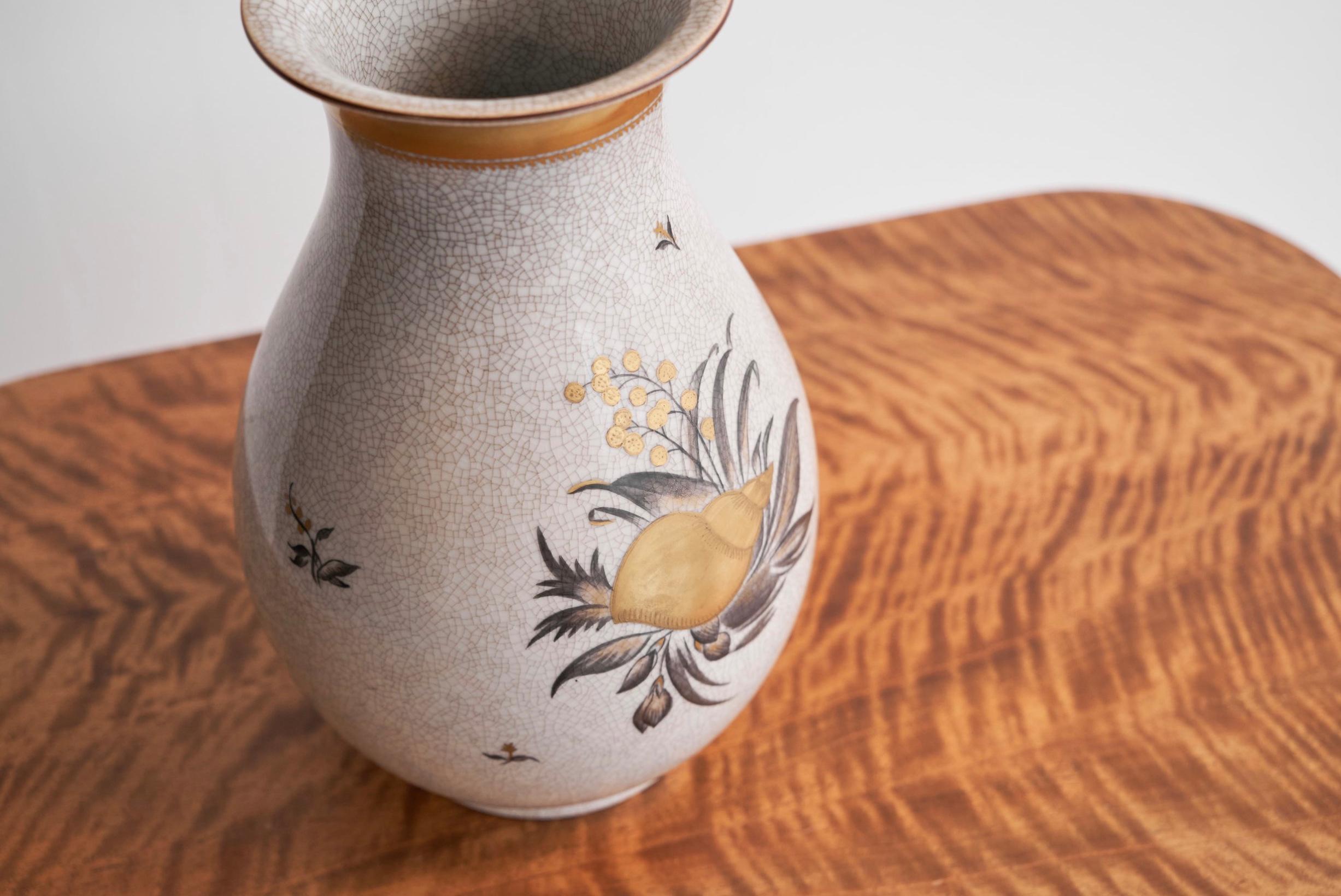Thorkild Olsen 'Skaldyr' Vase in Craquelé und Gold für Royal Copenhagen 1930er Jahre im Zustand „Gut“ im Angebot in Meer, VAN