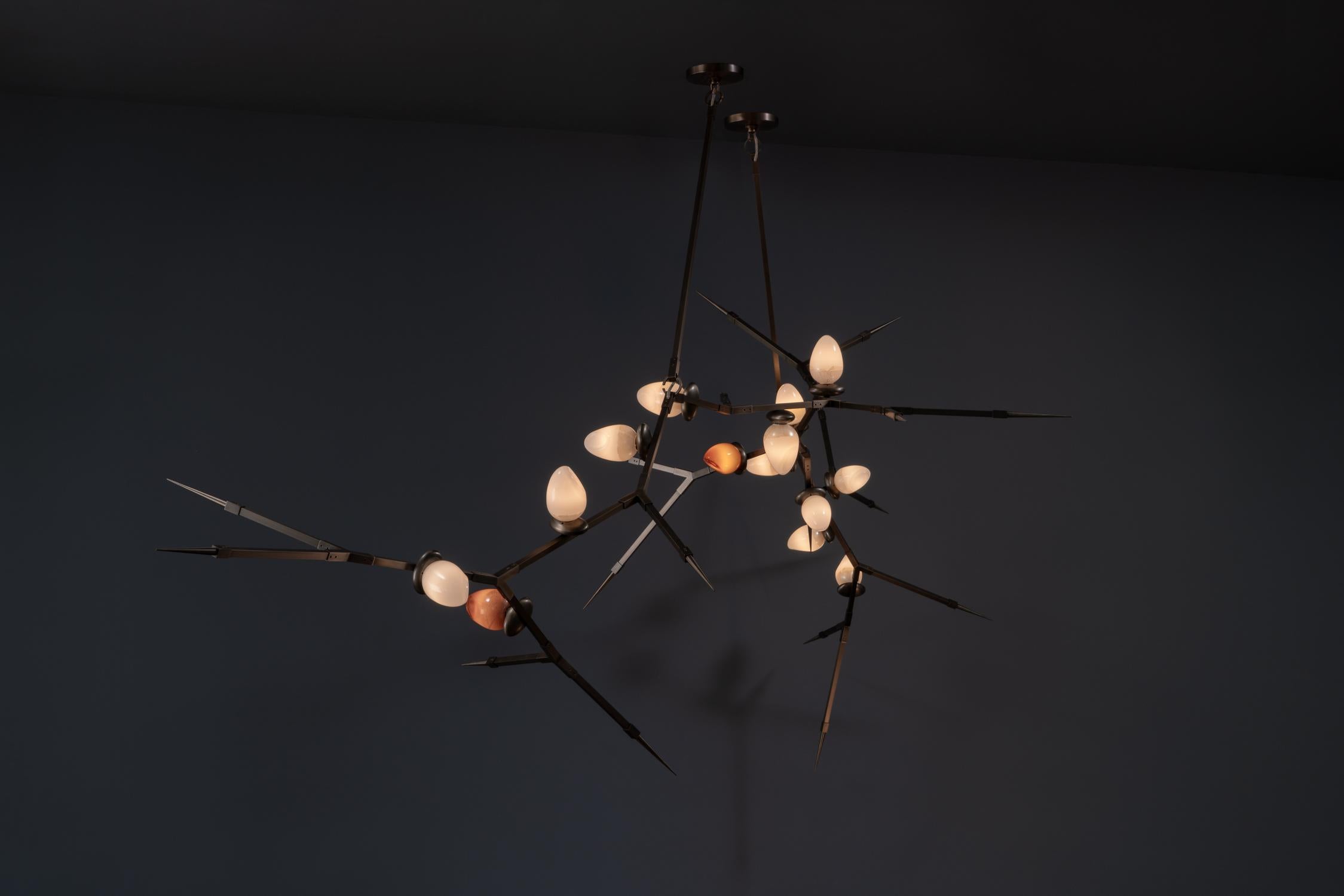 Américain Lustre Thorn 100 (14) en laiton et verre soufflé fait à la main par Andrea Claire Studio en vente