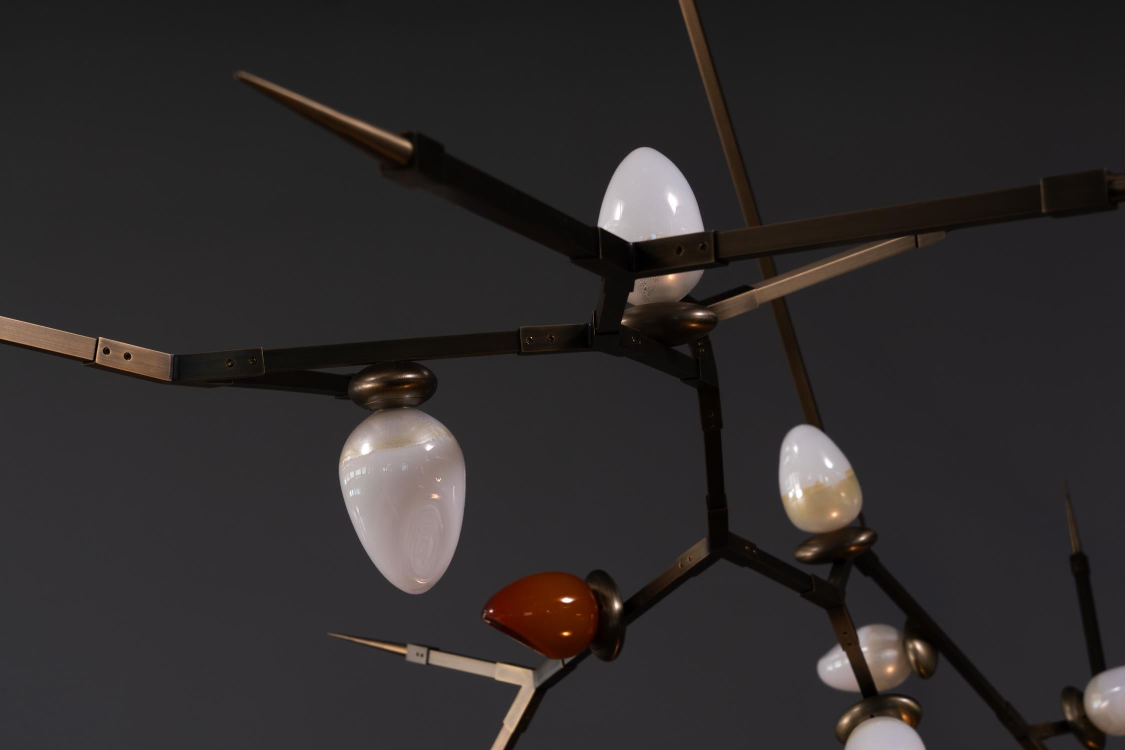 Fait main Lustre Thorn 100 (14) en laiton et verre soufflé fait à la main par Andrea Claire Studio en vente