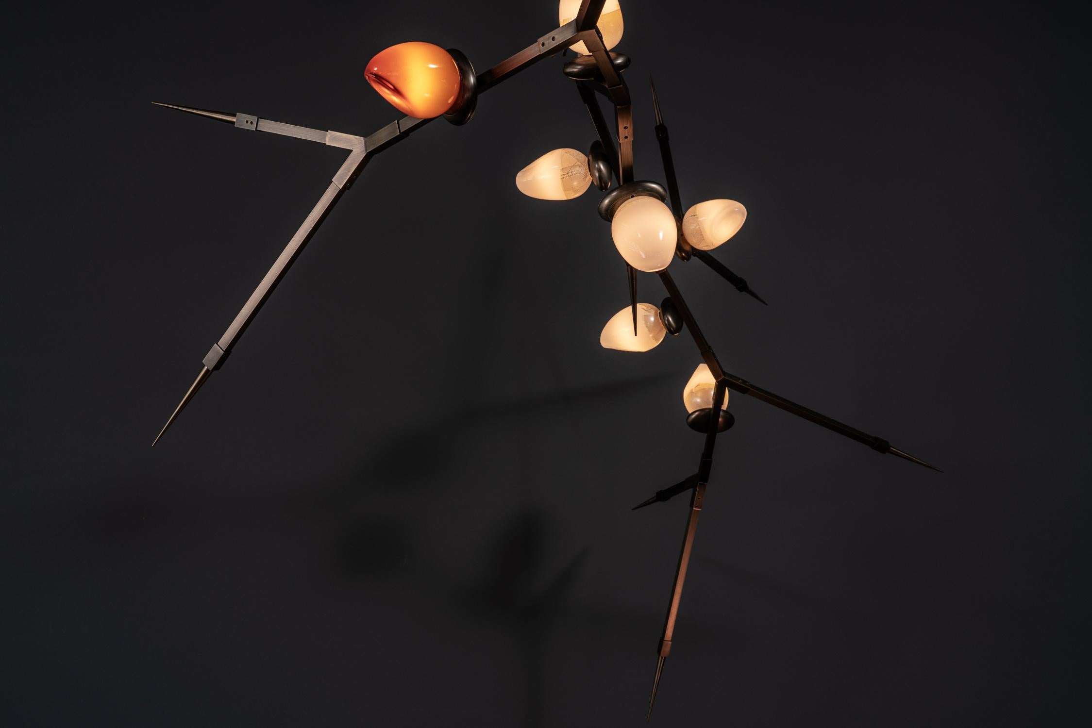 Lustre Thorn 100 (14) en laiton et verre soufflé fait à la main par Andrea Claire Studio Neuf - En vente à Los Angeles, CA