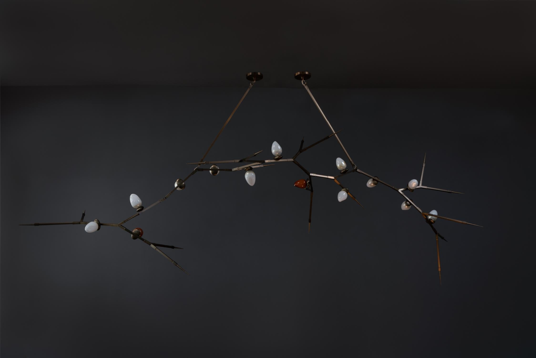 XXIe siècle et contemporain Lustre Thorn 100 (14) en laiton et verre soufflé fait à la main par Andrea Claire Studio en vente