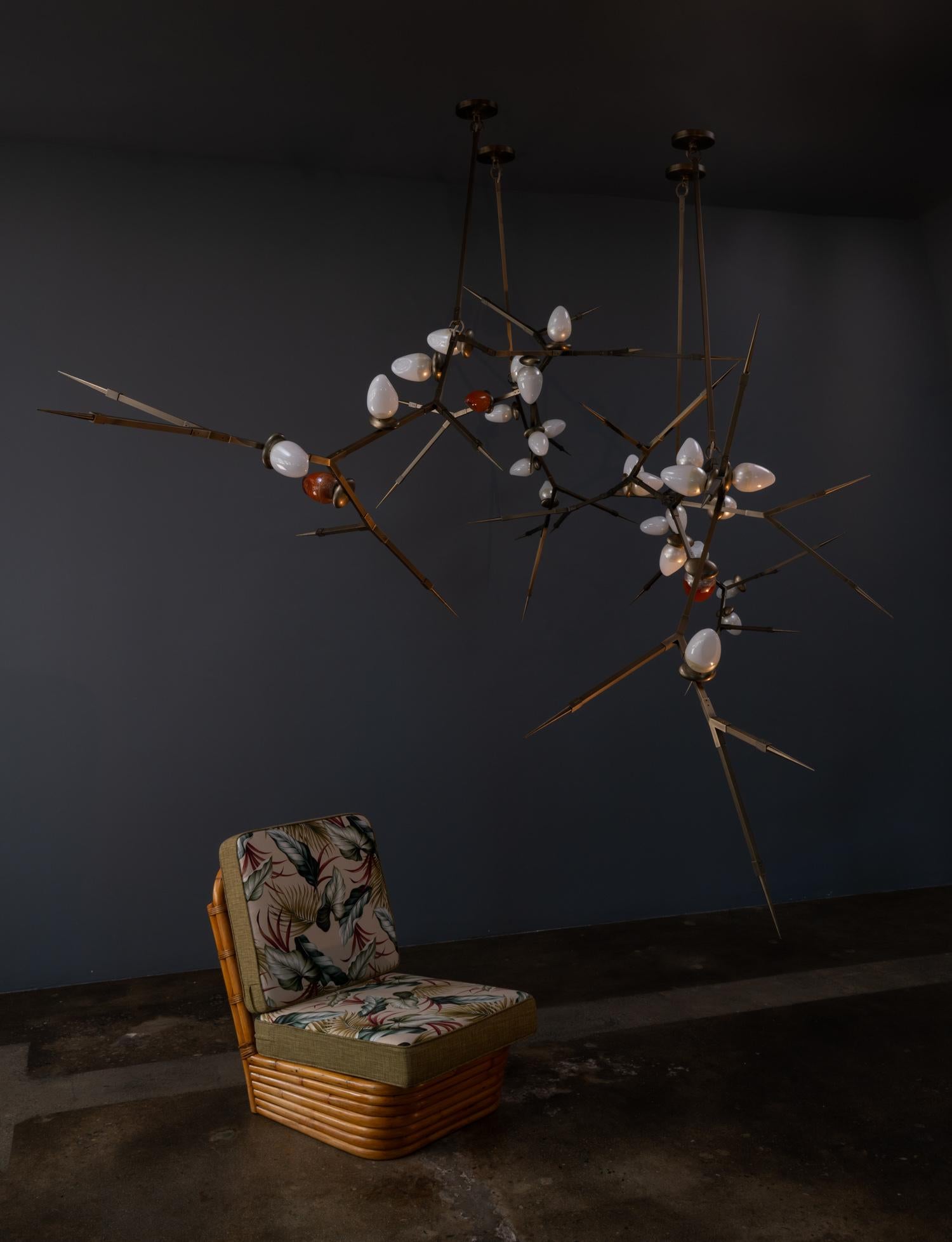 Thorn 100 (28) Araña de latón y cristal soplado hecha a mano por Andrea Claire Studio Siglo XXI y contemporáneo en venta
