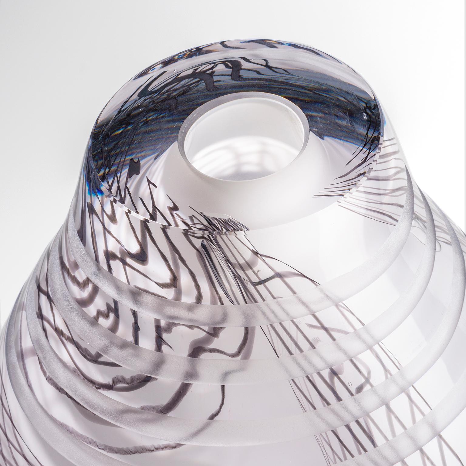 Olandese Oggetto di vetro. Vaso in pizzo di spine, brocca africana d'ispirazione e pizzo tessile in vendita