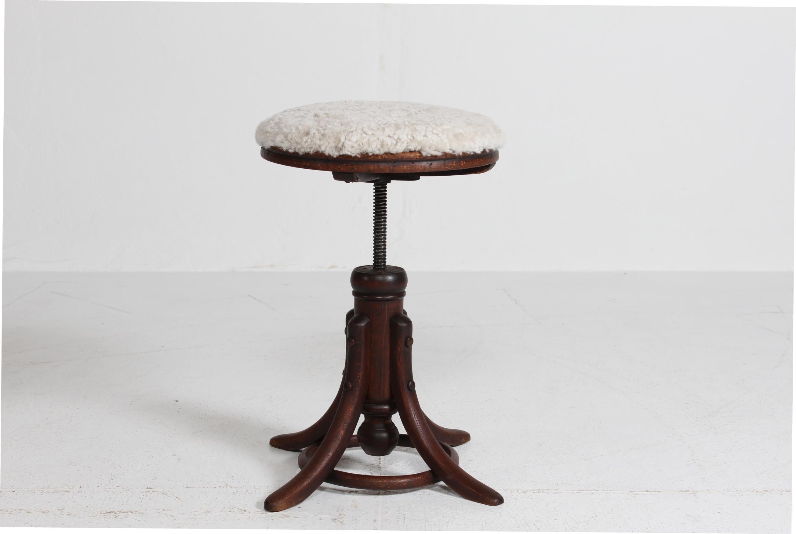 Taburete escultórico Thornet Haya curvada al vapor con asiento de piel de oveja nueva, principios del siglo XX en Bueno estado para la venta en Silkeborg, Silkeborg
