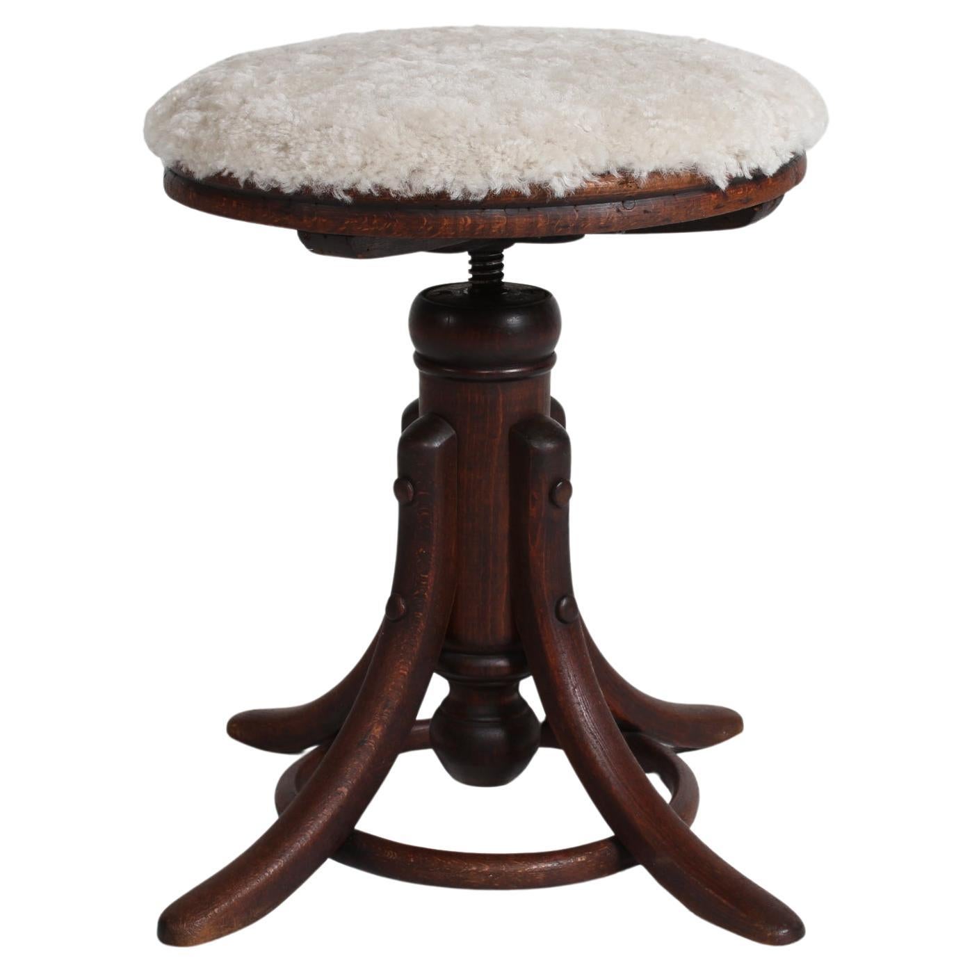 Tabouret sculptural Thornet en hêtre à vapeur avec siège en peau de mouton neuf, début des années 1900
