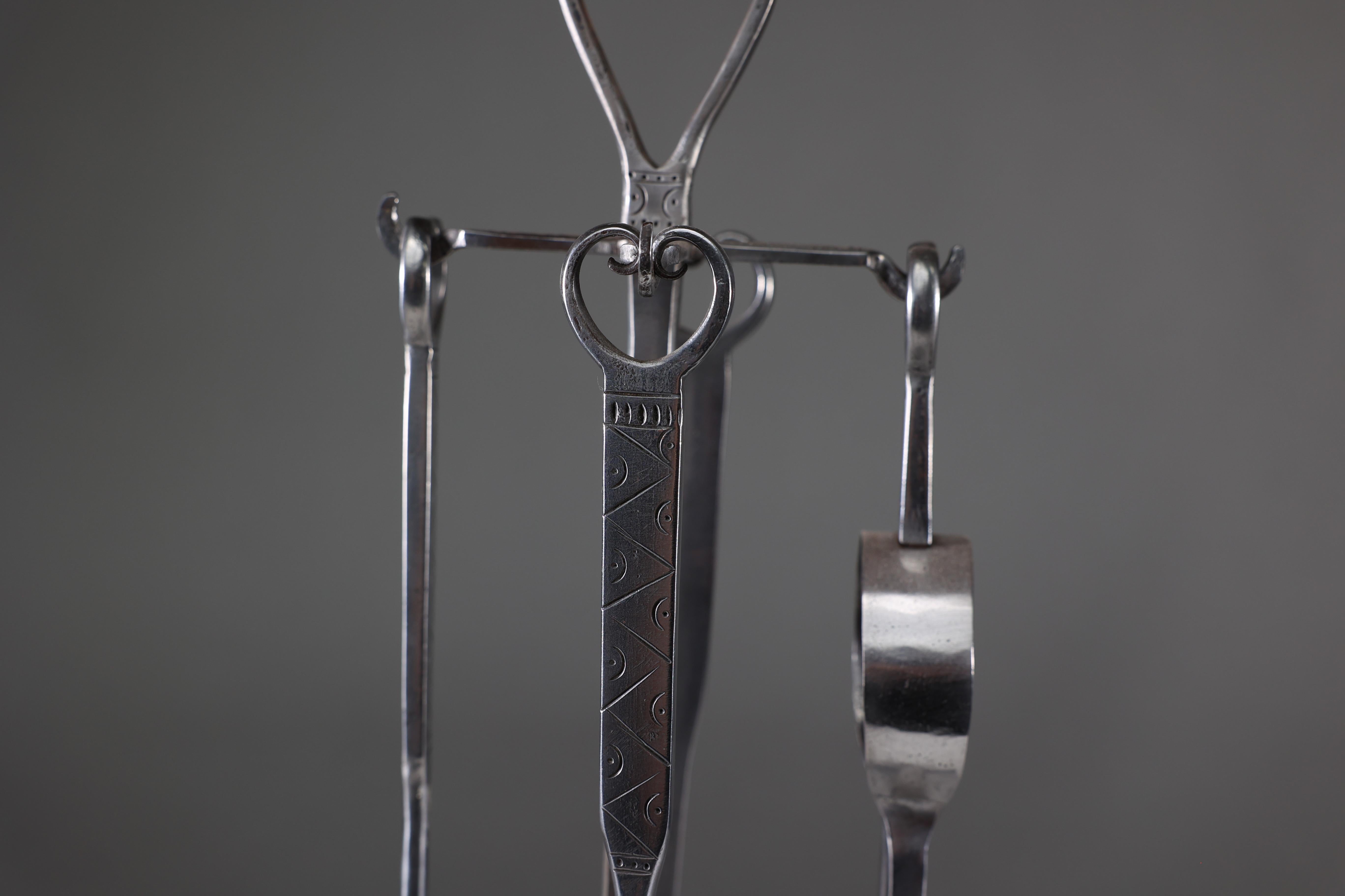 Thornton et Downer Ensemble de quatre outils à feu en acier fabriqués à la main par l'école de Cotswold. en vente 5