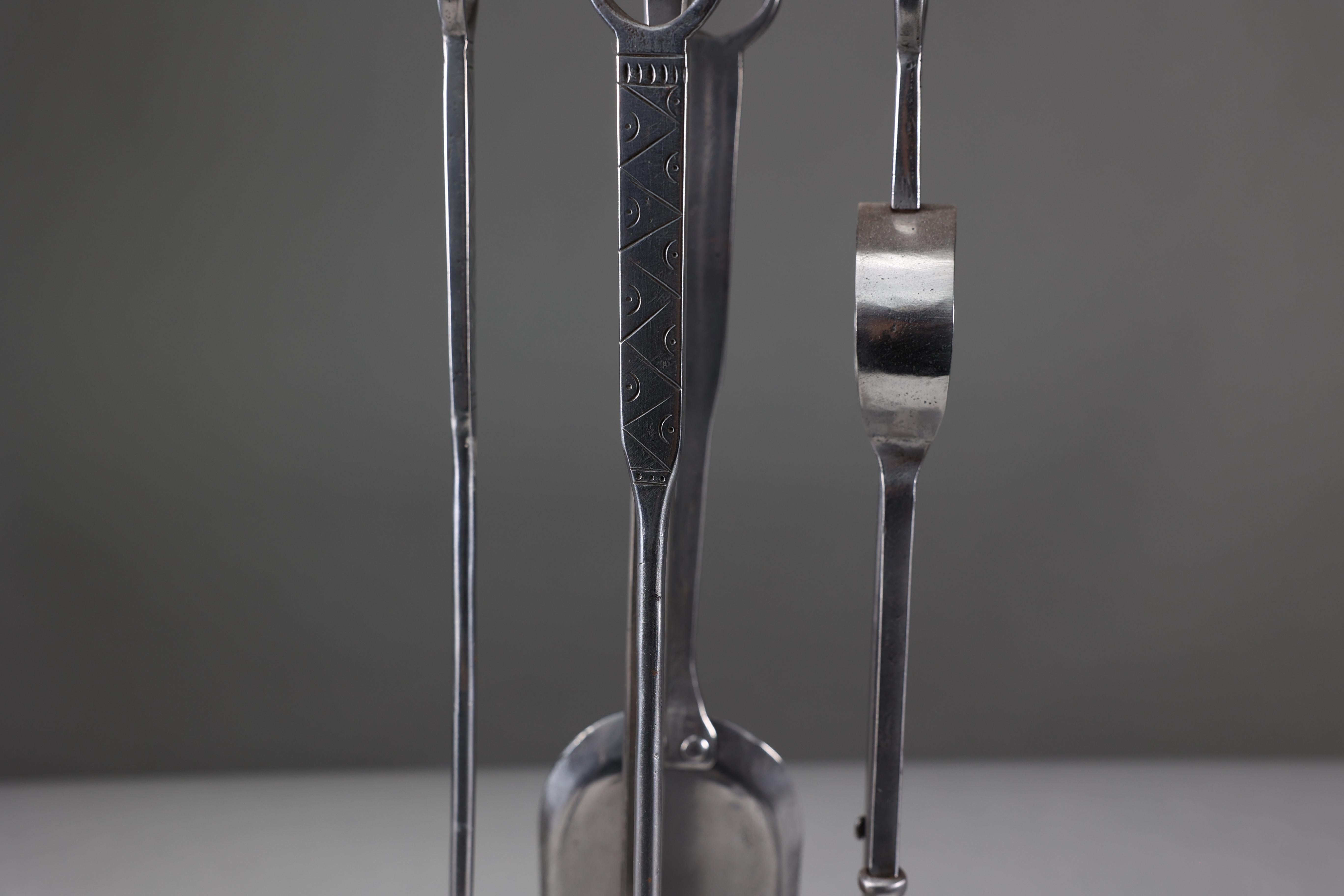 Thornton et Downer Ensemble de quatre outils à feu en acier fabriqués à la main par l'école de Cotswold. en vente 7