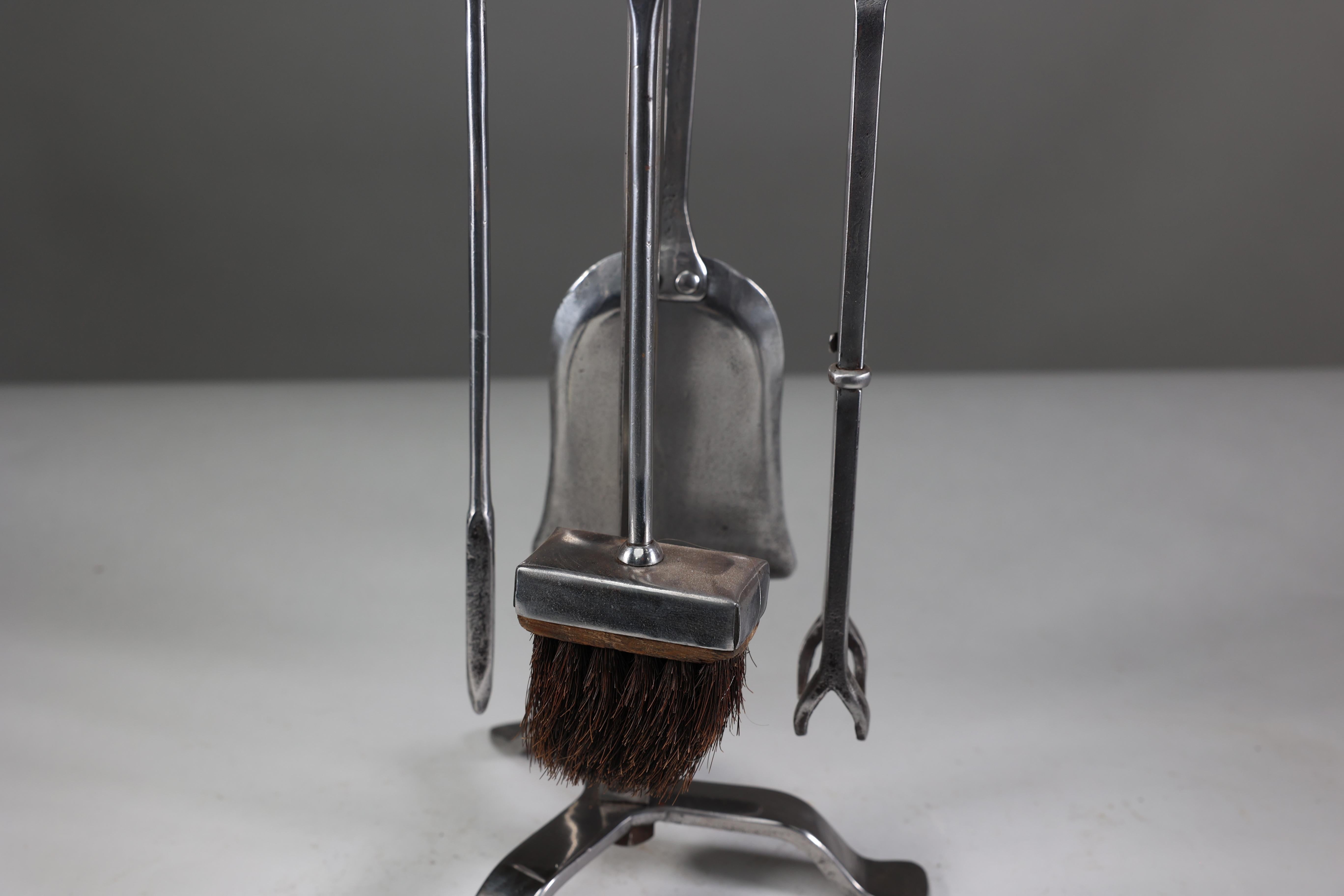 Thornton et Downer Ensemble de quatre outils à feu en acier fabriqués à la main par l'école de Cotswold. en vente 8