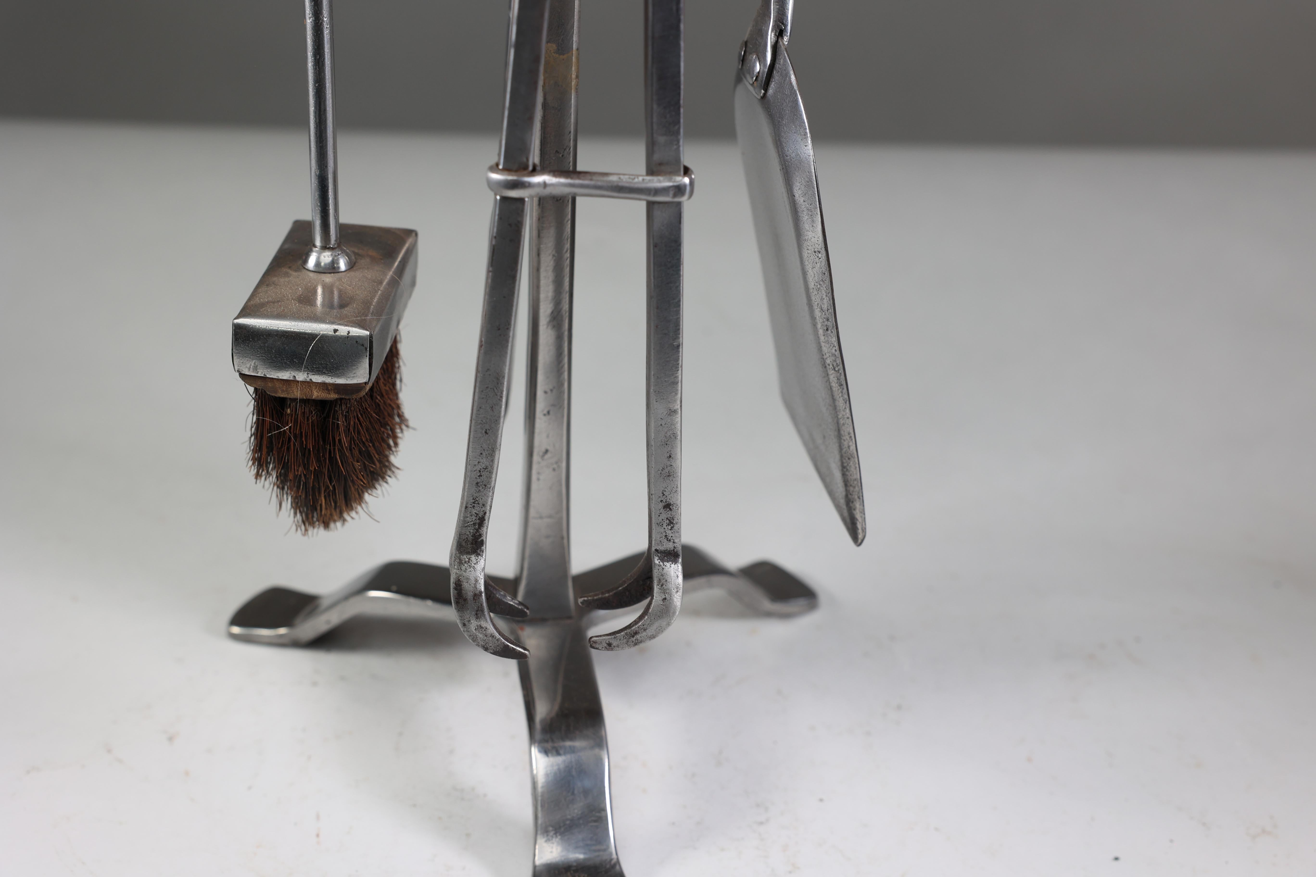 Thornton et Downer Ensemble de quatre outils à feu en acier fabriqués à la main par l'école de Cotswold. en vente 10