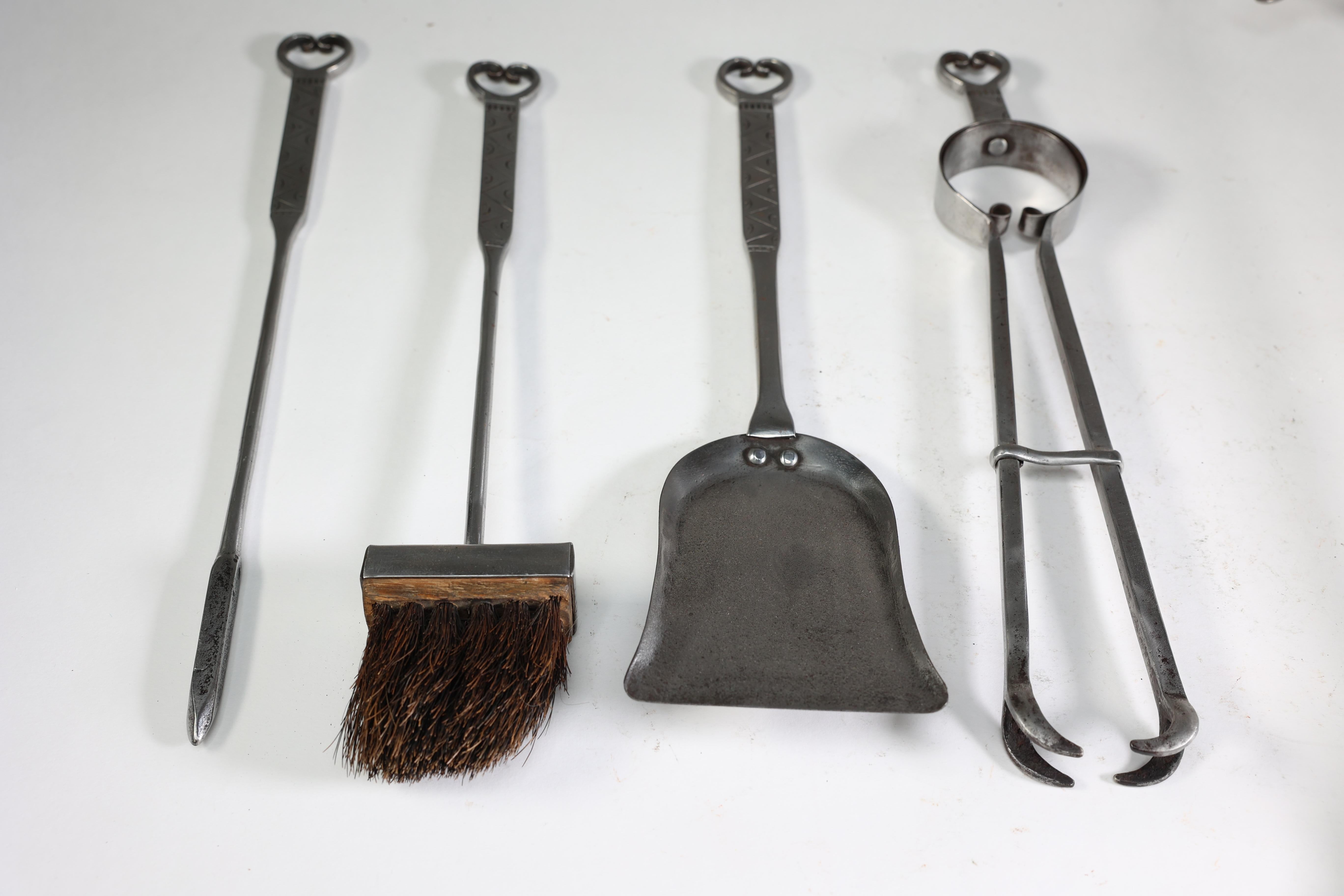 Thornton et Downer Ensemble de quatre outils à feu en acier fabriqués à la main par l'école de Cotswold. en vente 13