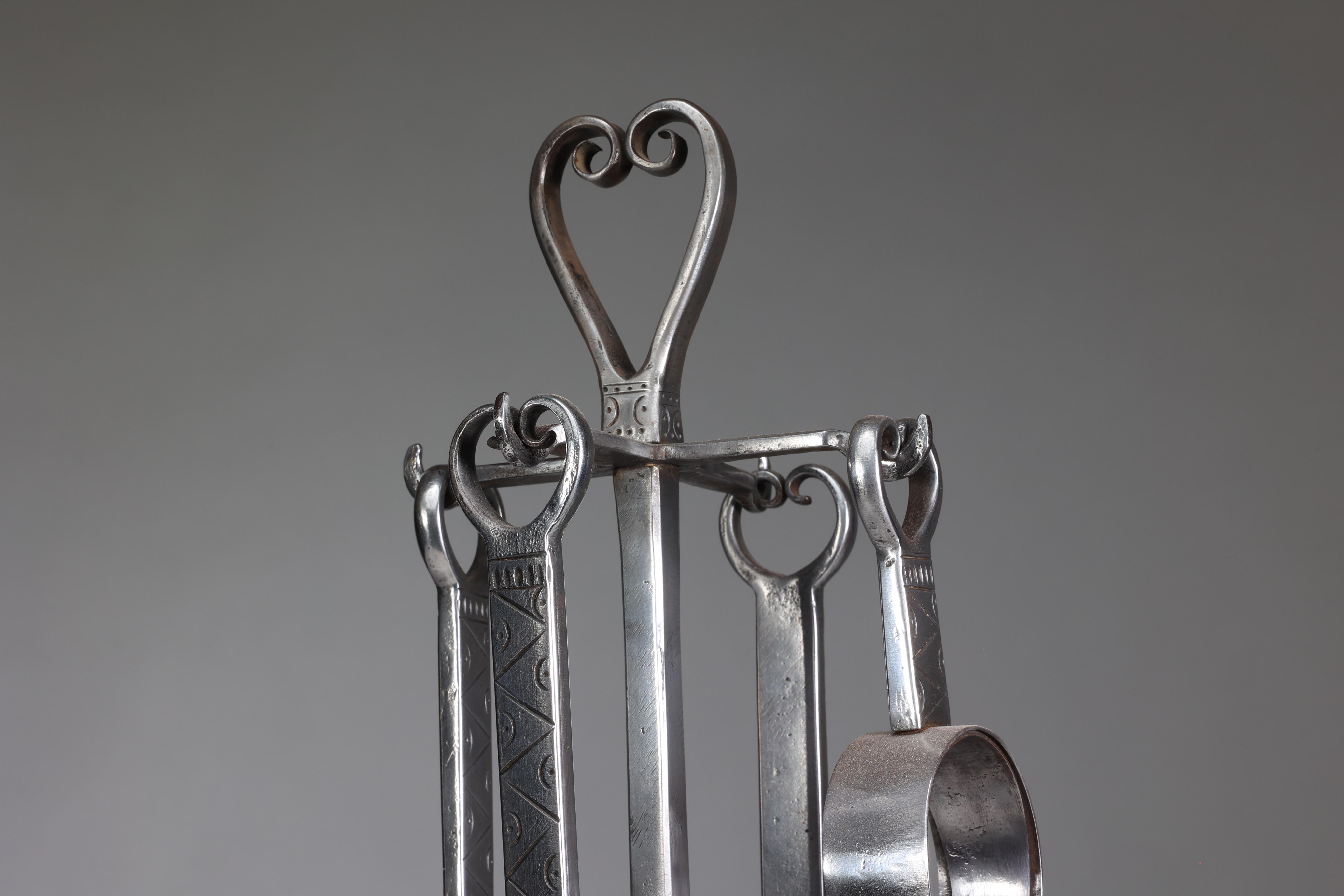 Thornton et Downer Ensemble de quatre outils à feu en acier fabriqués à la main par l'école de Cotswold. en vente 1