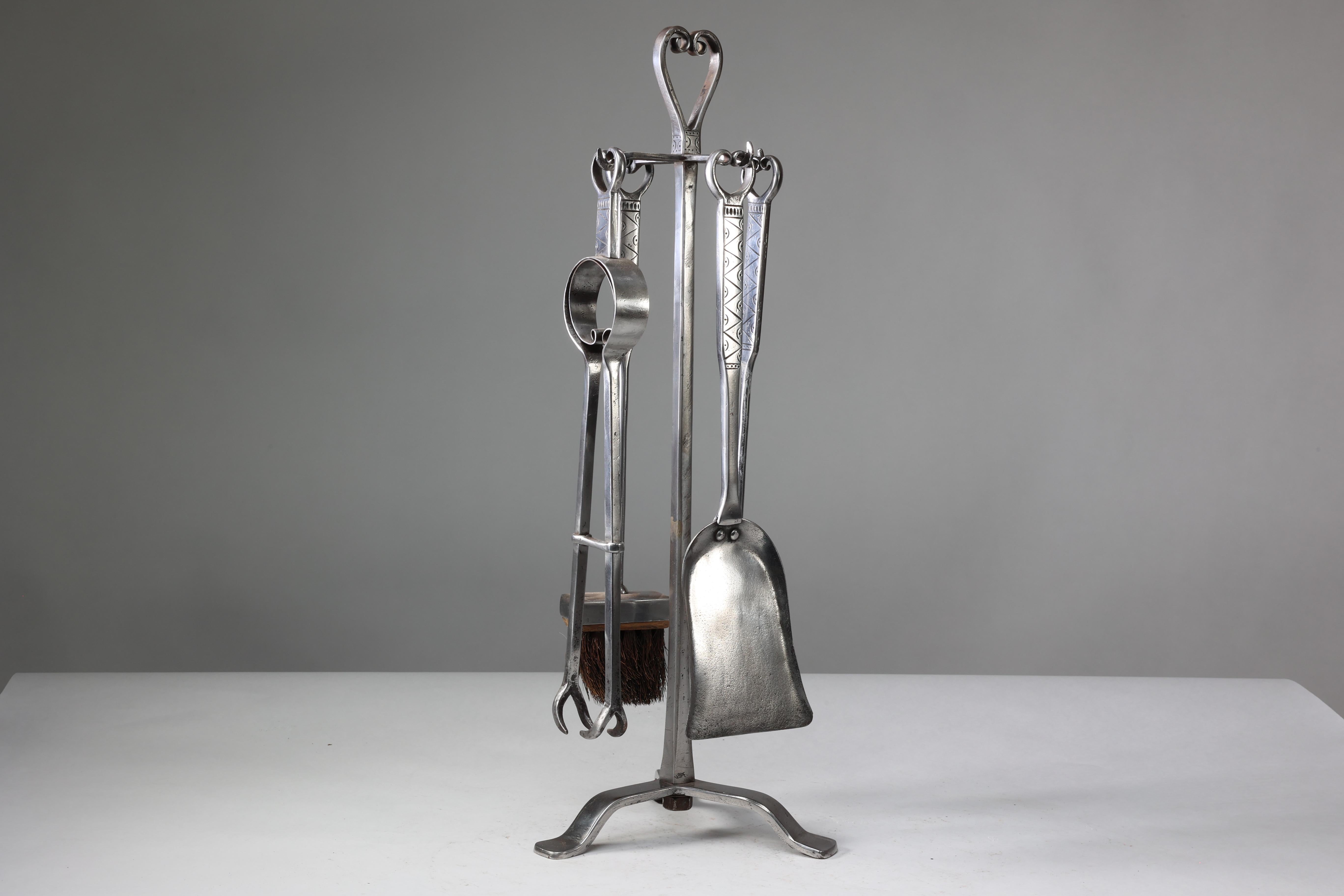 Début du 20ème siècle Thornton et Downer Ensemble de quatre outils à feu en acier fabriqués à la main par l'école de Cotswold. en vente