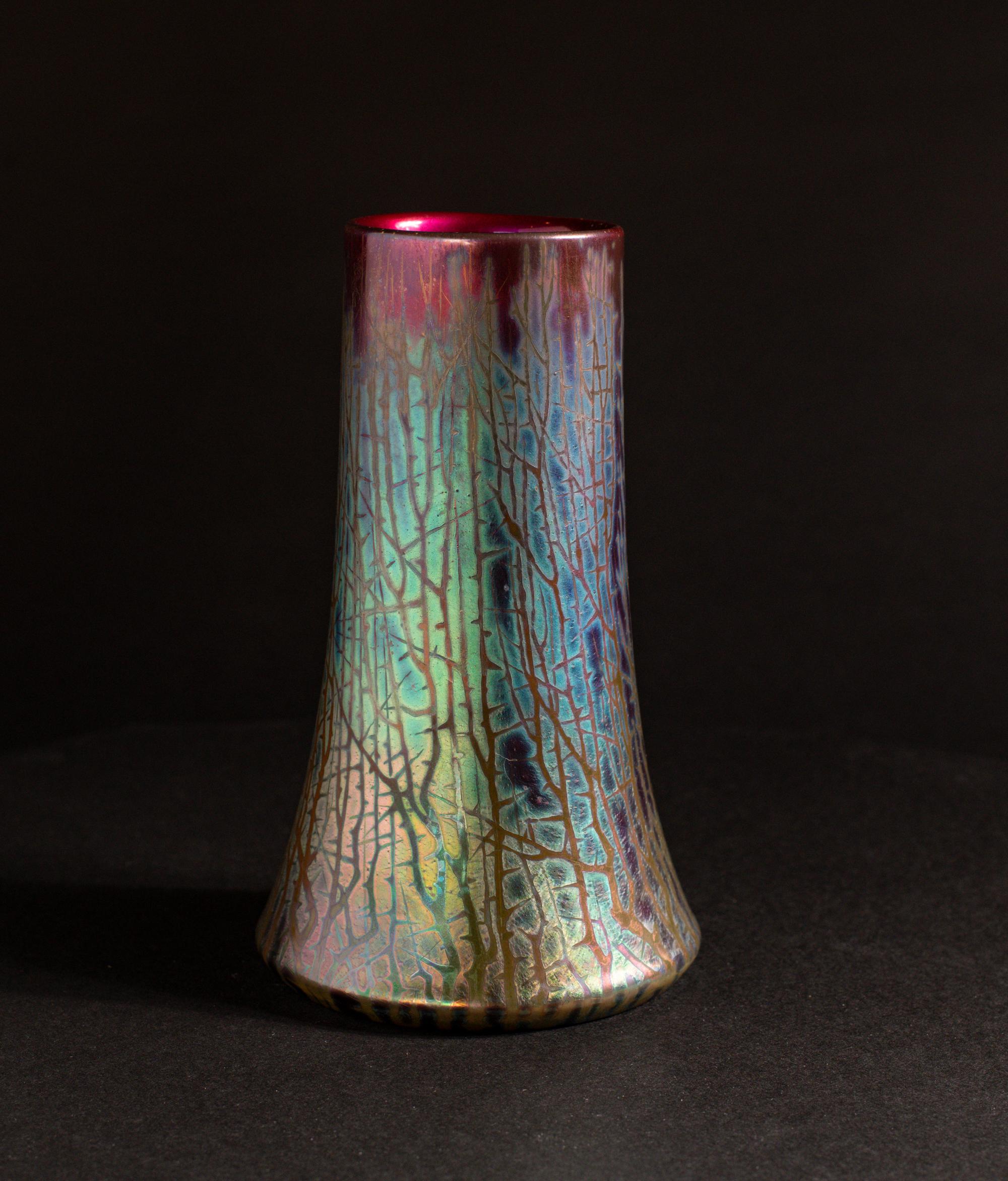 La rencontre avec les céramiques lustrées de Massier est l'occasion d'un voyage aux couleurs acidulées, d'une exploration qui suscite une réflexion profonde et exige de la transparence. Clément Massier, céramiste accompli issu d'une famille de