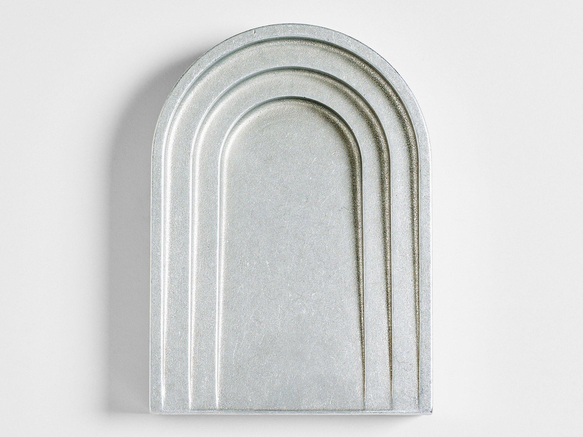 Thoronet dish polished aluminium by Henry Wilson
Dimensions: D 5 x W 20 x H 30 cm
Materials: Aluminium 

Thoronet dish, shares its' name and arched lines with the Abby in the south of France. It is made, polished and finished in Sydney,