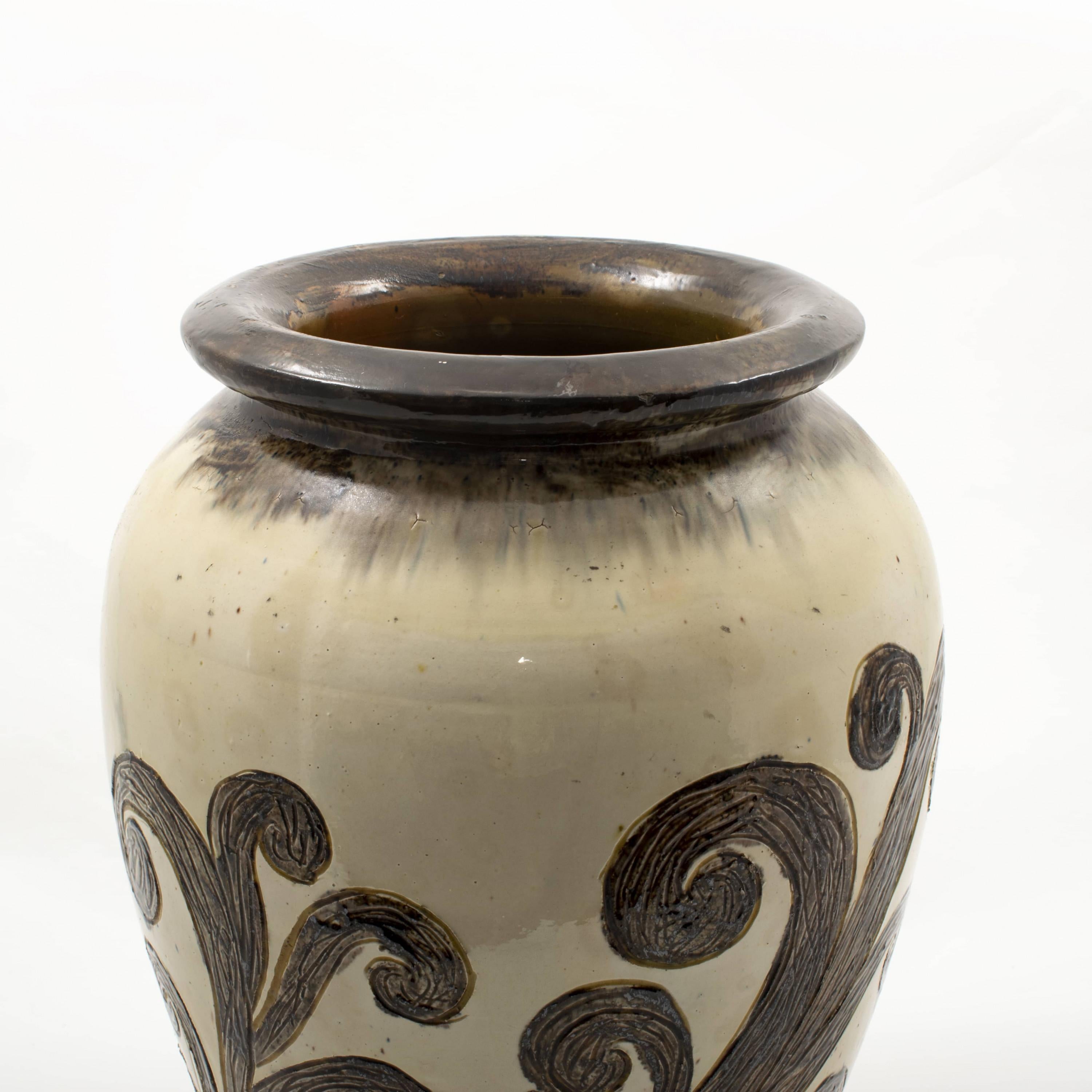 Danois Thorvald Bindesbøll, grand vase unique en céramique avec motifs organiques en vente