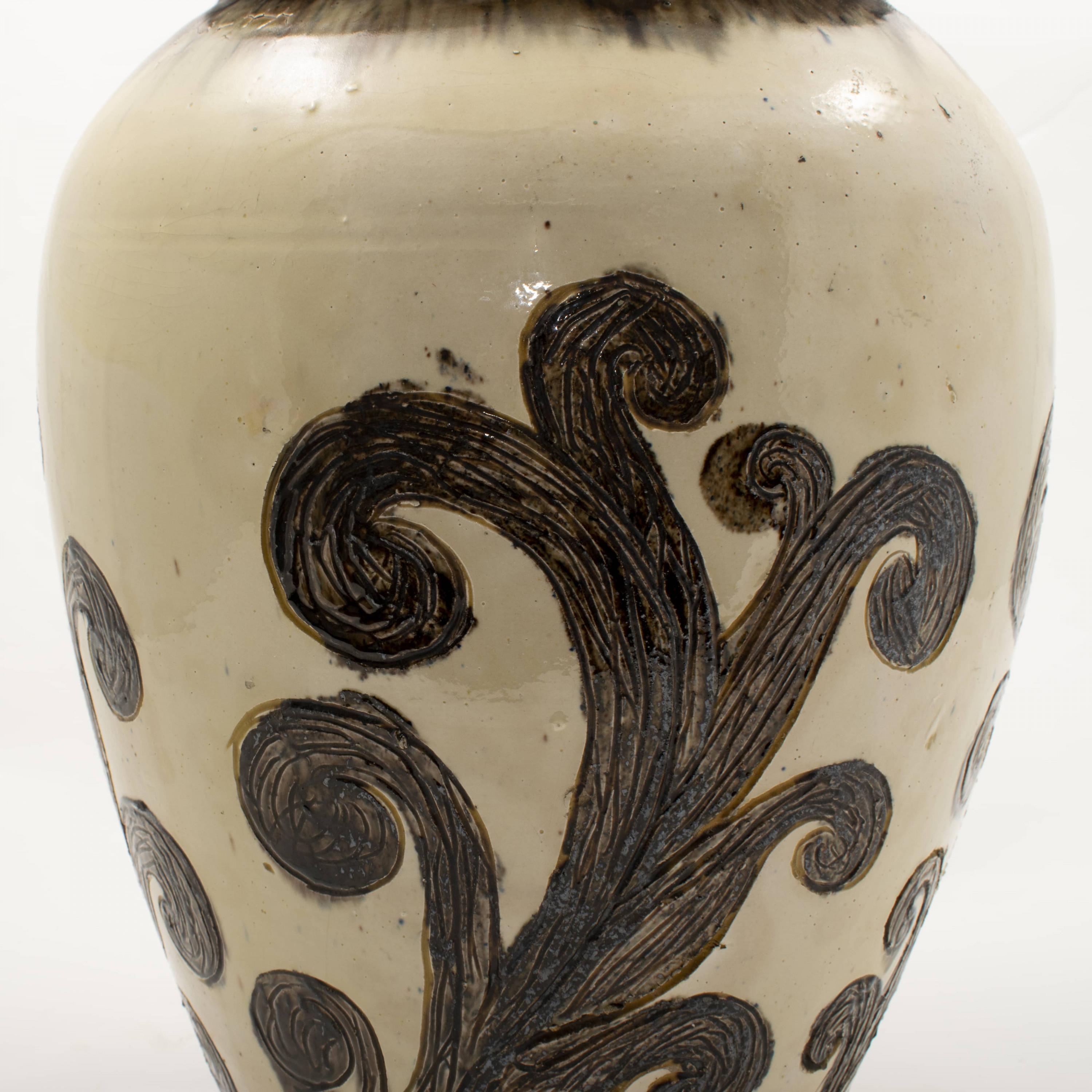 Vernissé Thorvald Bindesbøll, grand vase unique en céramique avec motifs organiques en vente