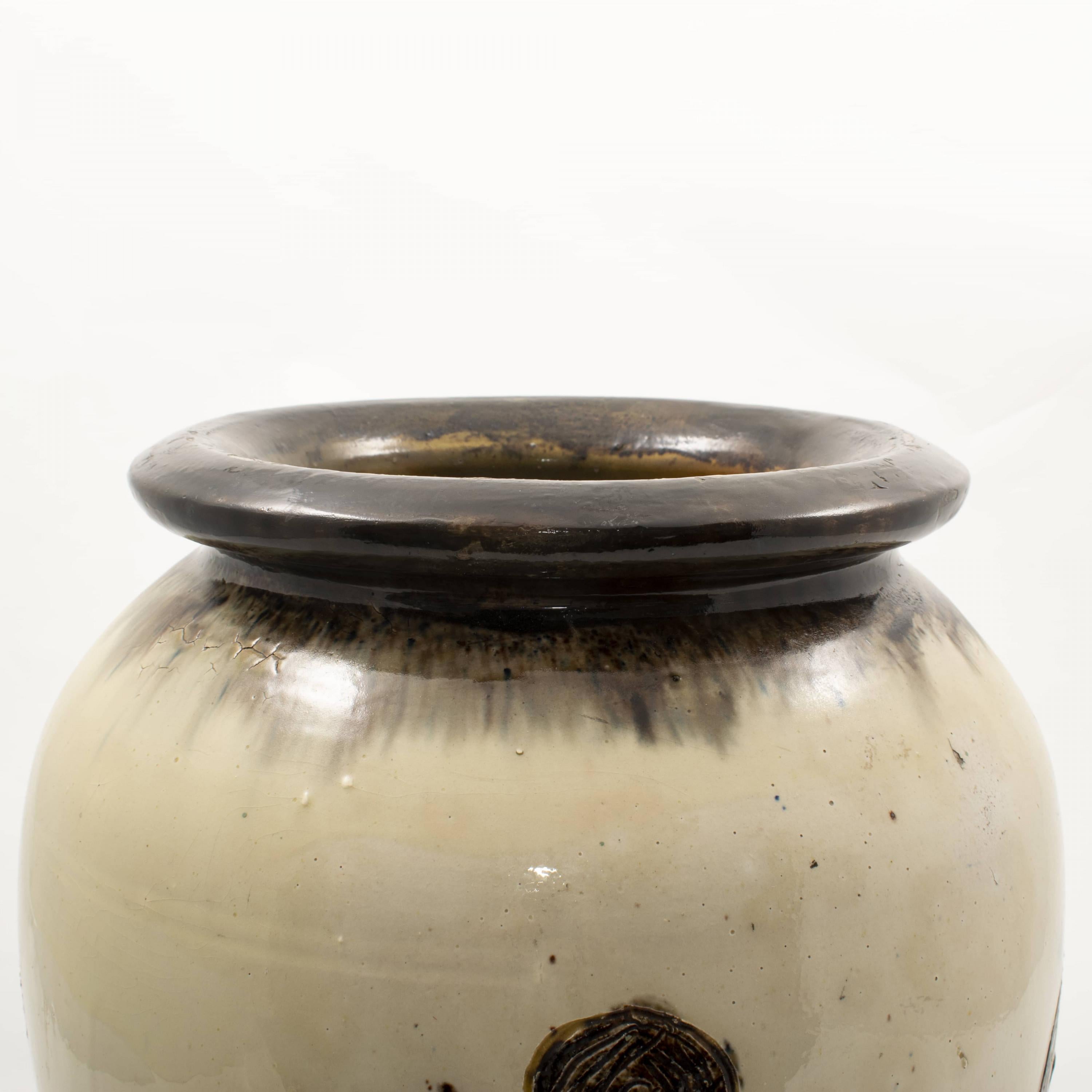 XIX secolo Thorvald Bindesbøll, Grande vaso unico in ceramica con motivi organici in vendita