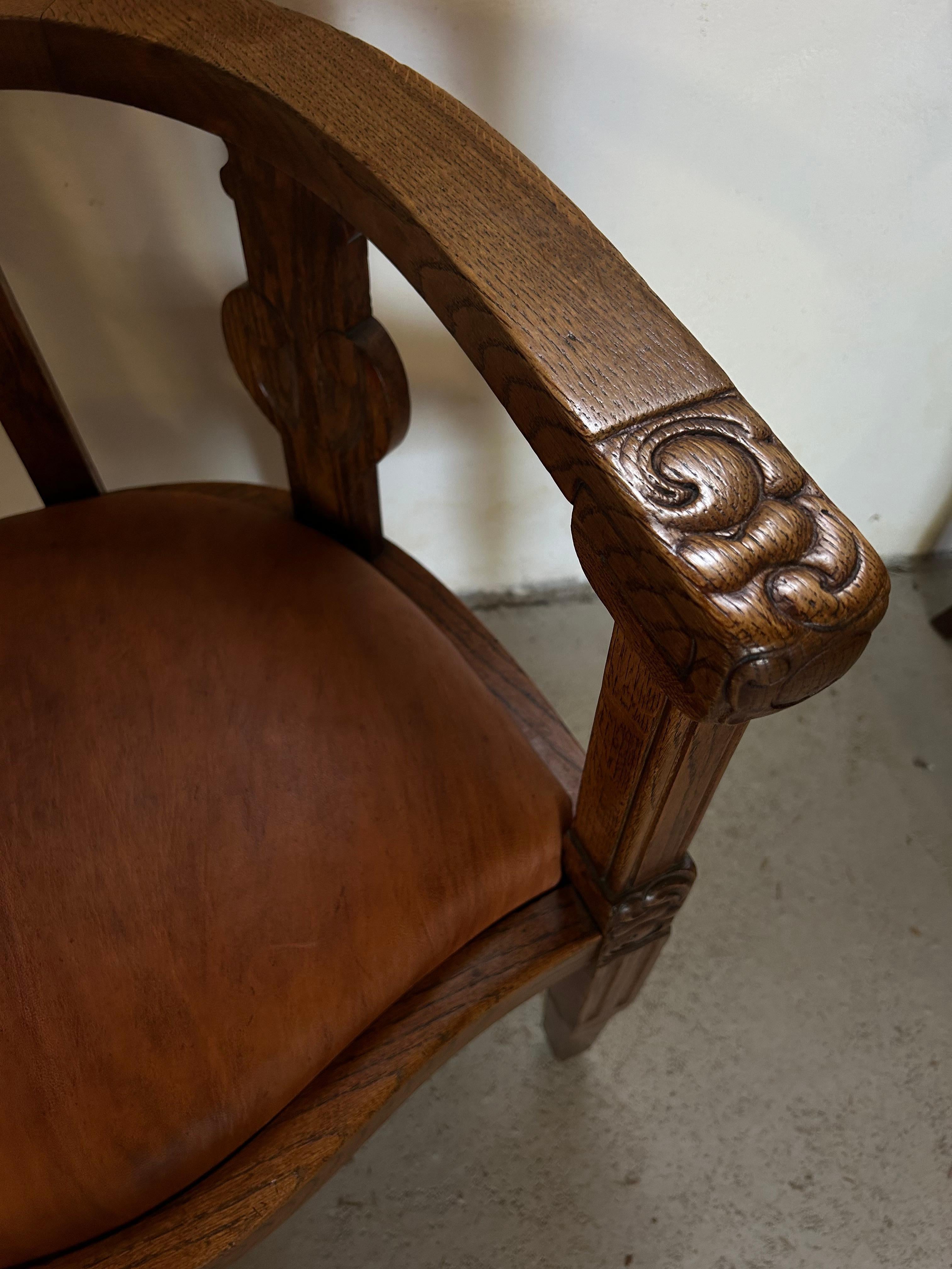 Rara e importante poltrona in legno massiccio di Oak del 1900 circa, realizzata da quello che si può definire il primo designer della Danimarca, Thorvald Bindesbøll.

Thorvald Bindesbøll (21 luglio 1846, Copenaghen - 27 agosto 1908, Frederiksberg) è