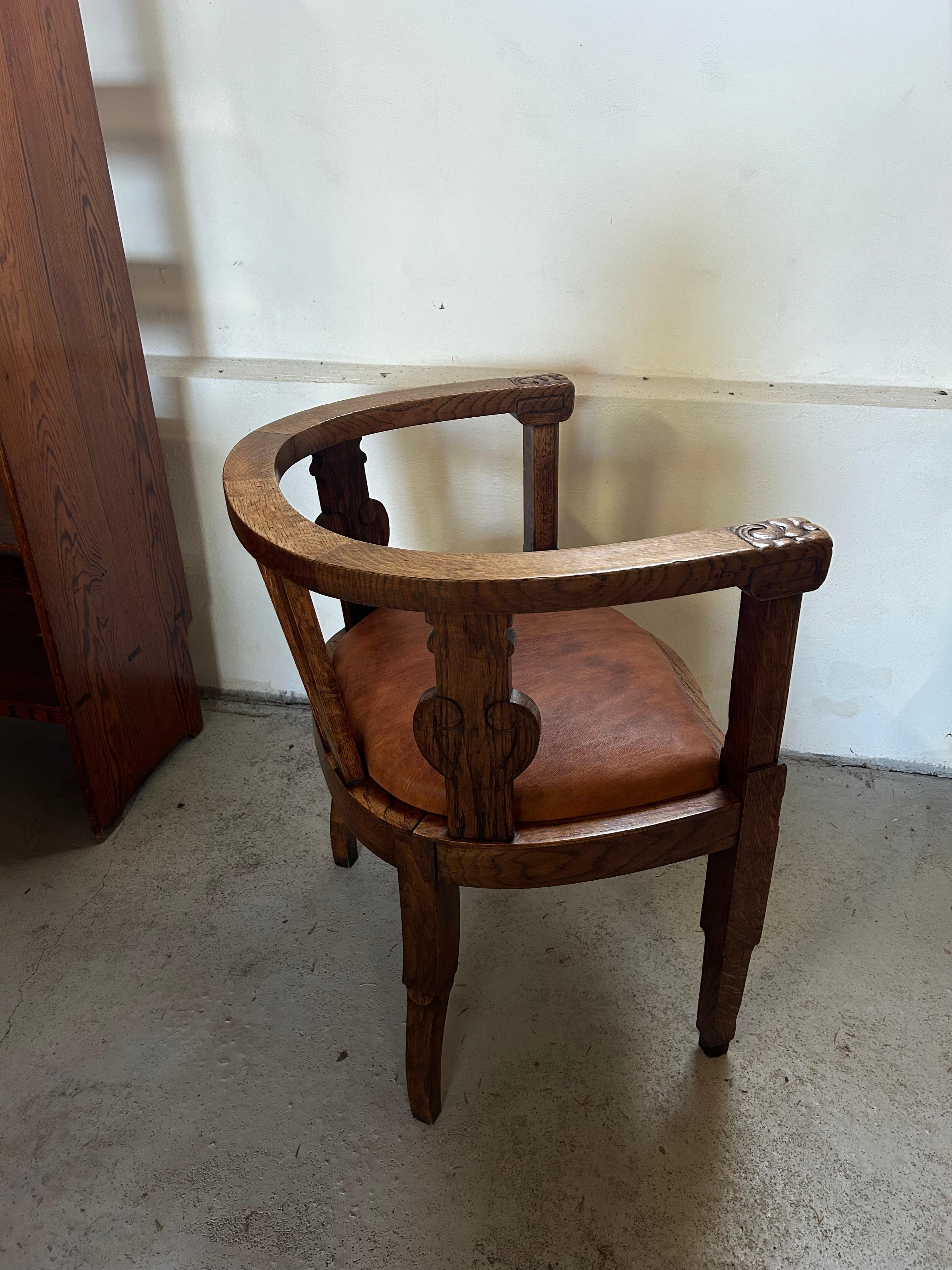 Intagliato a mano Poltrona Thorvald Bindesbøll in legno massiccio di Oak, Danimarca, 1900 in vendita