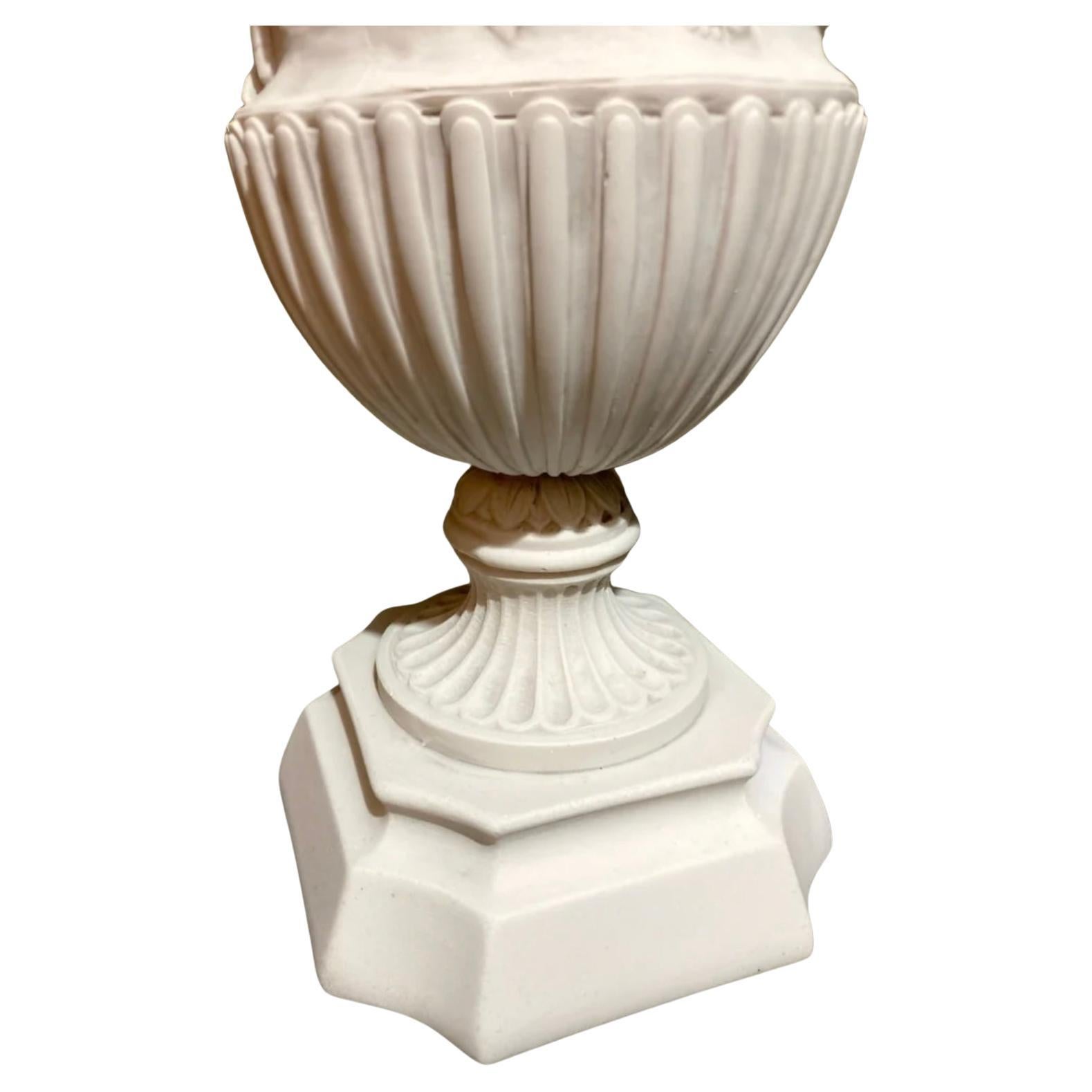 Il **Vaso Thorvaldsen** è un vaso neoclassico splendidamente realizzato dal famoso scultore danese Bertel Thorvaldsen, noto per la sua maestria nelle forme e nei motivi classici. Realizzato in materiali come la porcellana, il marmo o il bronzo, il