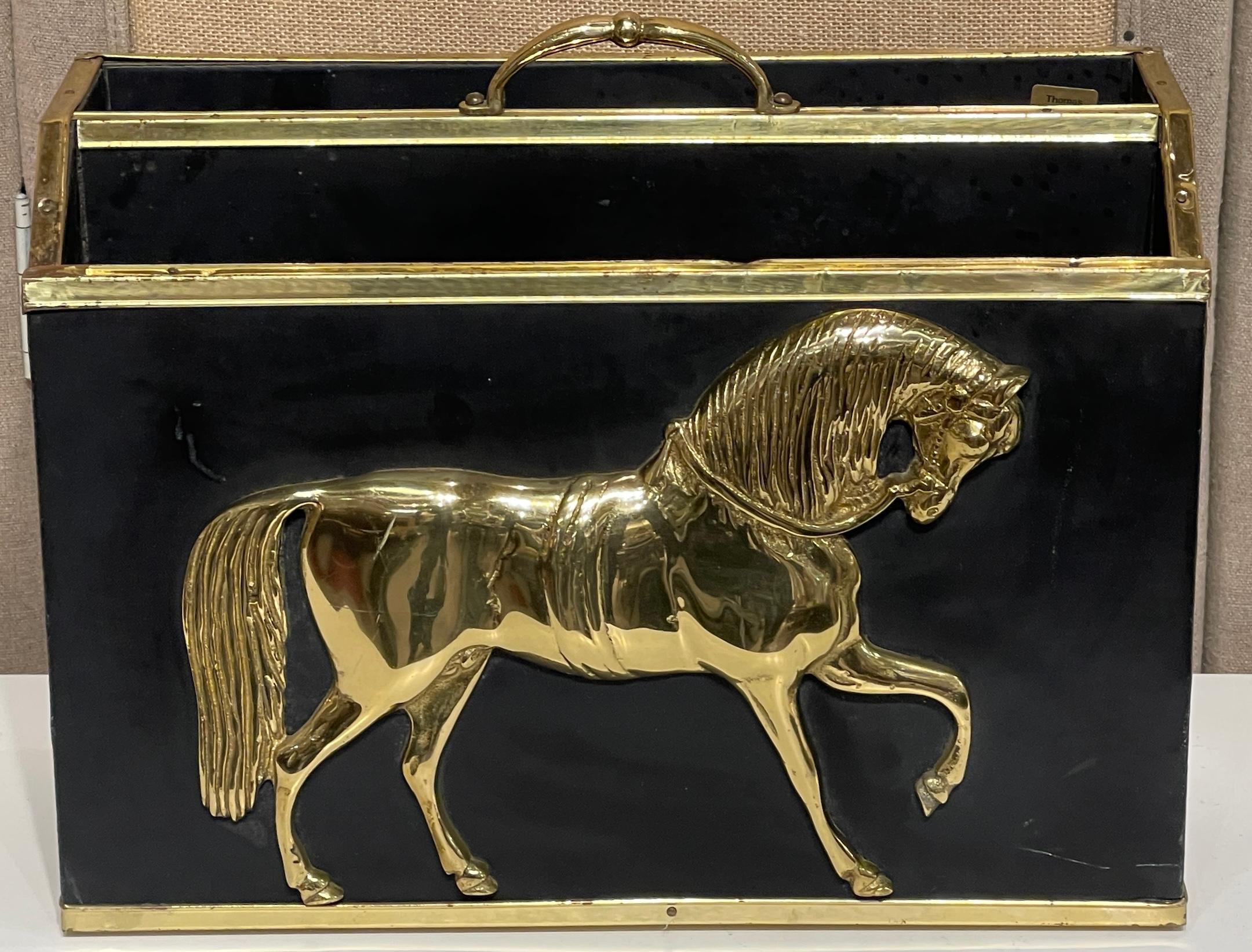 Thos. Blakemore Ltd. Organizzatore di documenti/scrivania in ottone e pelle con cavallo in stile Regency inglese, supporto/portariviste
Inghilterra, circa anni '70

Questo squisito organizer/portariviste in pelle con montatura in ottone in stile