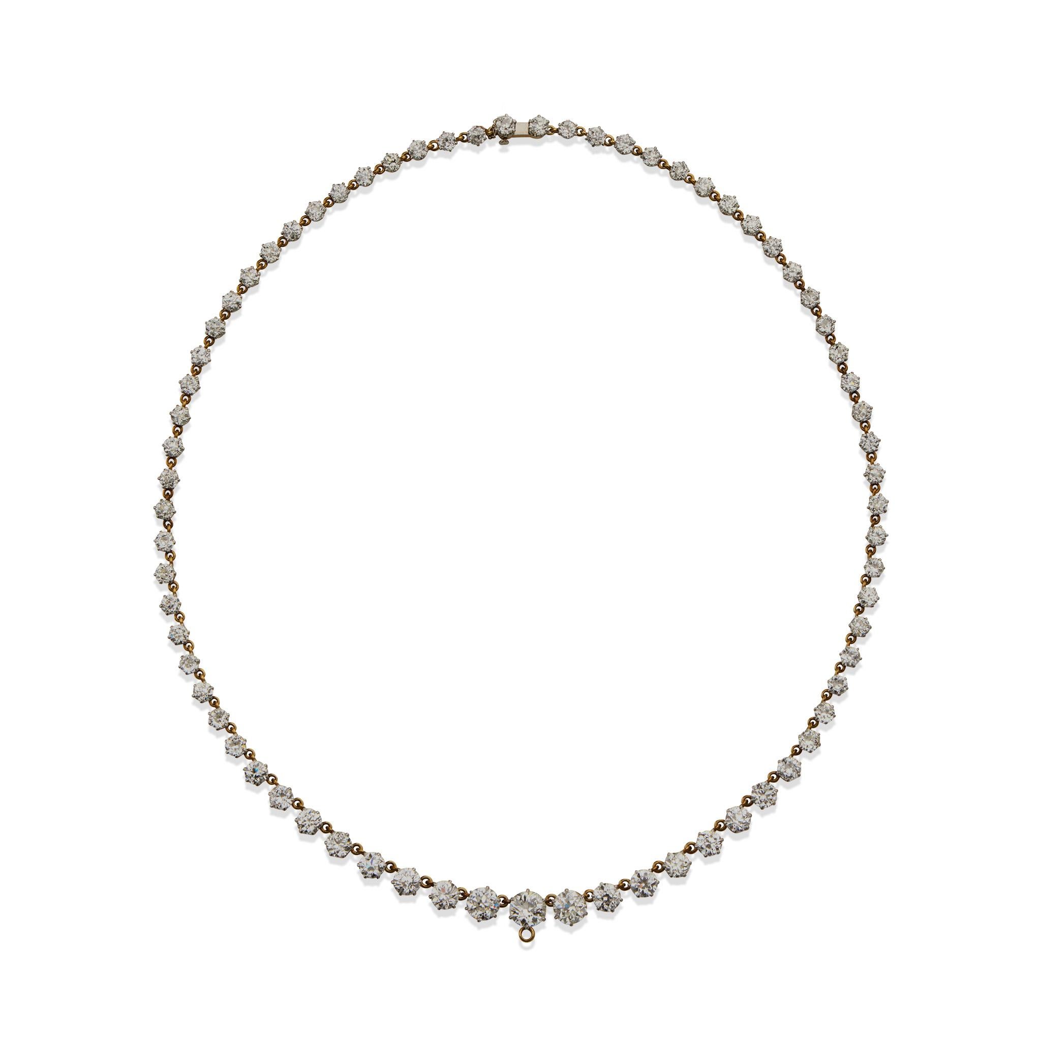 Creata intorno al 1900 dal gioielliere dell'alta società di New Society, Thomas Thomas, questa collana rivière è composta da circa 21 carati di diamanti. È stato progettato come una linea graduale di 71 diamanti taglio vecchio europeo incastonati in