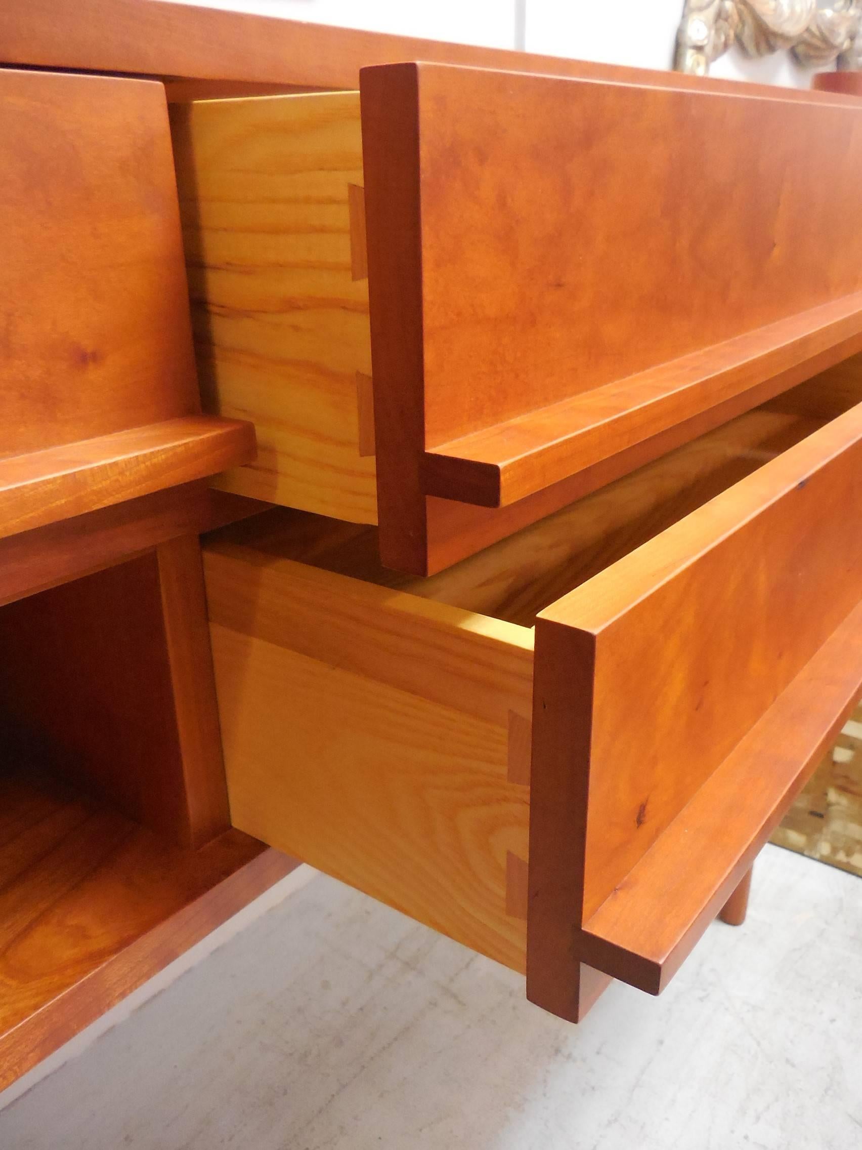 Buffet Ellipse en cerisier simple et élégant de Thos Moser 2