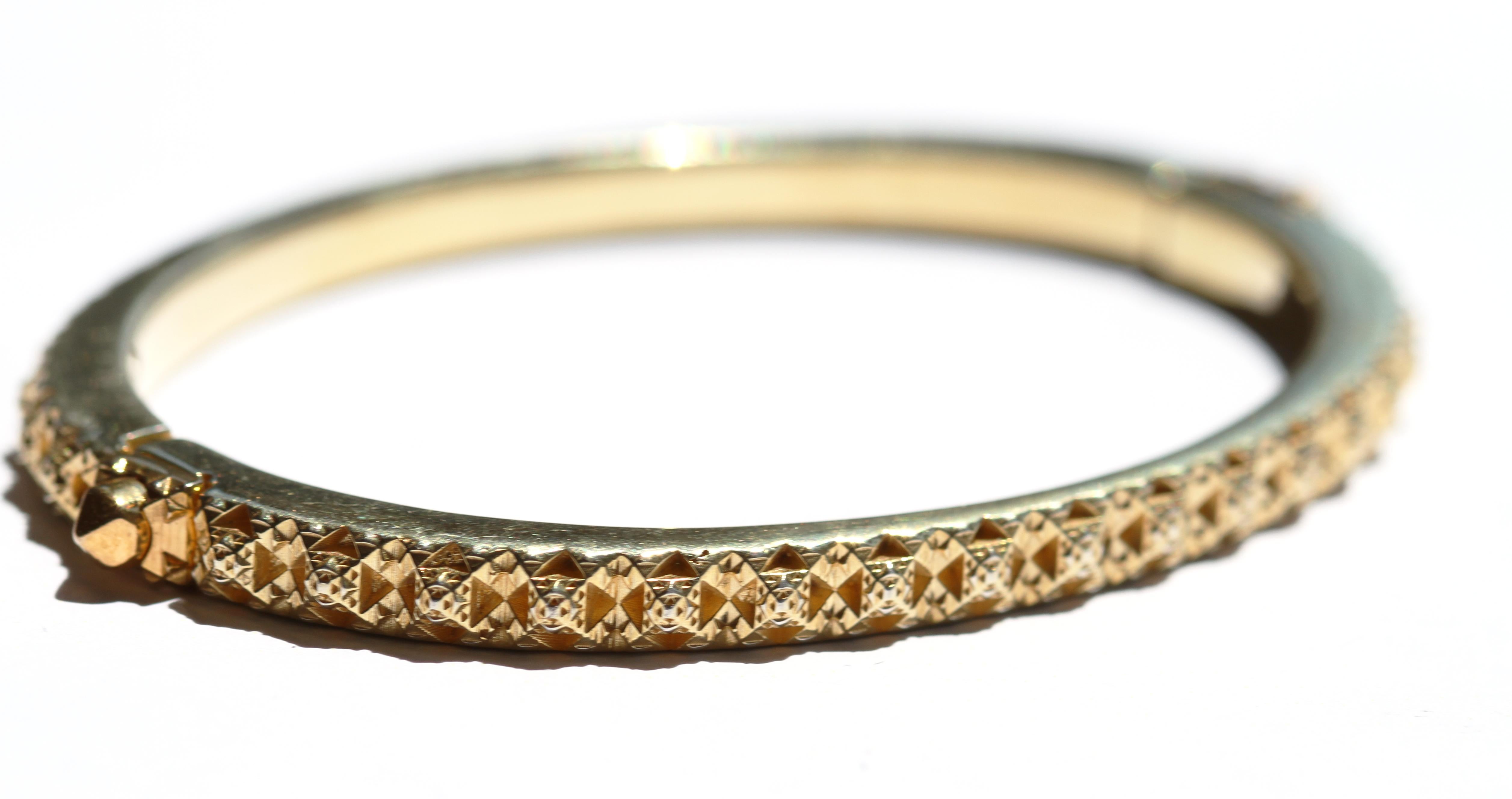 Dieses 18K Gold Fractal Thoscene Armband ist von antiker fraktaler Architektur und Mustern in der Natur inspiriert. Dieses kraftvolle Armband zeigt die klassischen kubischen Formen von John Brevard. Dieses Stück ist in limitierter Auflage erschienen