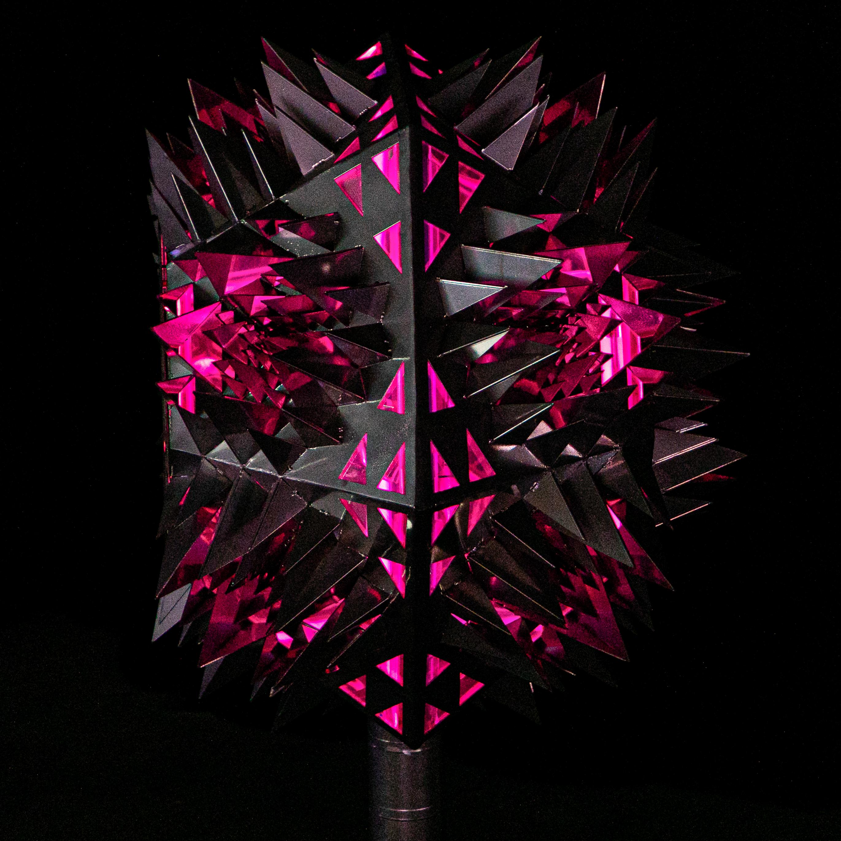 La serie di sculture dell'artista John Brevard fa riflettere.
Presentato durante Art Basel a Miami nel 2023 e presente alla Settimana del Design di Milano nel 2025.

- Il designer John Brevard e l'artista digitale Trippy presentano